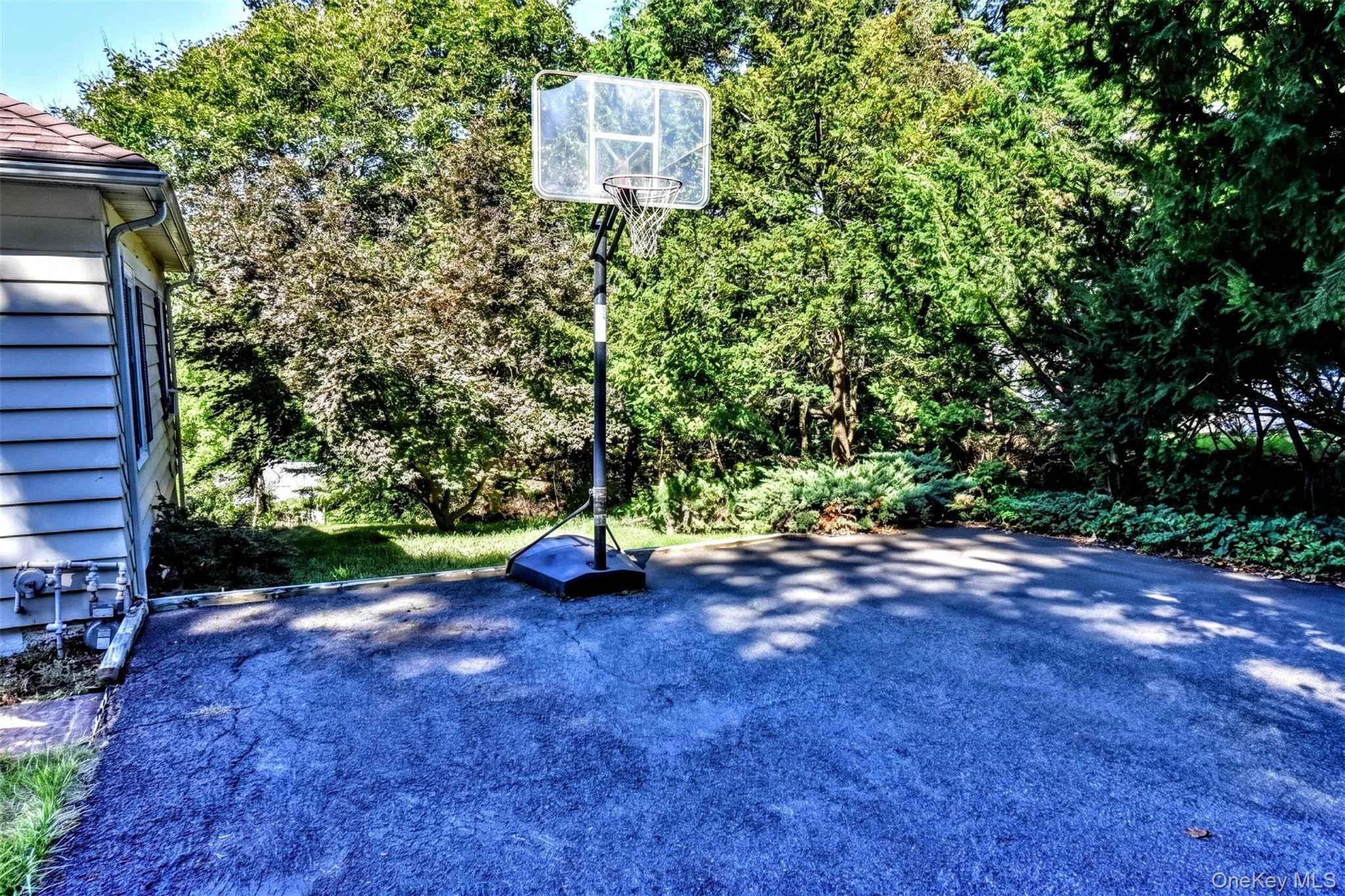 2-3 car driveway parking plus additional street parking 2-3 car driveway parking plus additional street parking