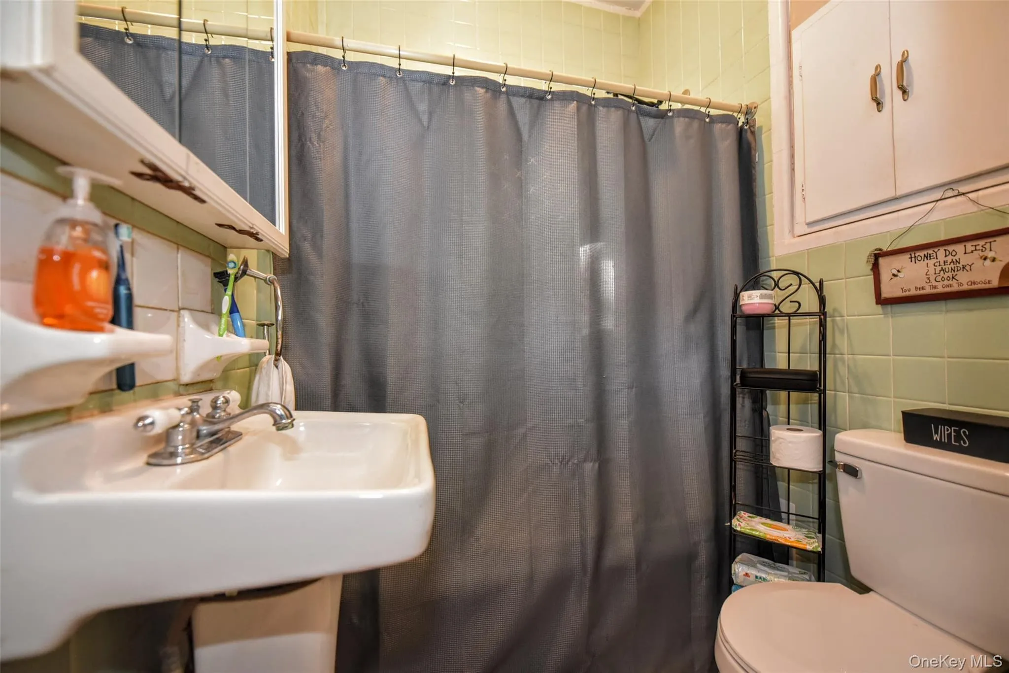 Fully bathroom with tub/shower combo. Fully bathroom with tub/shower combo.