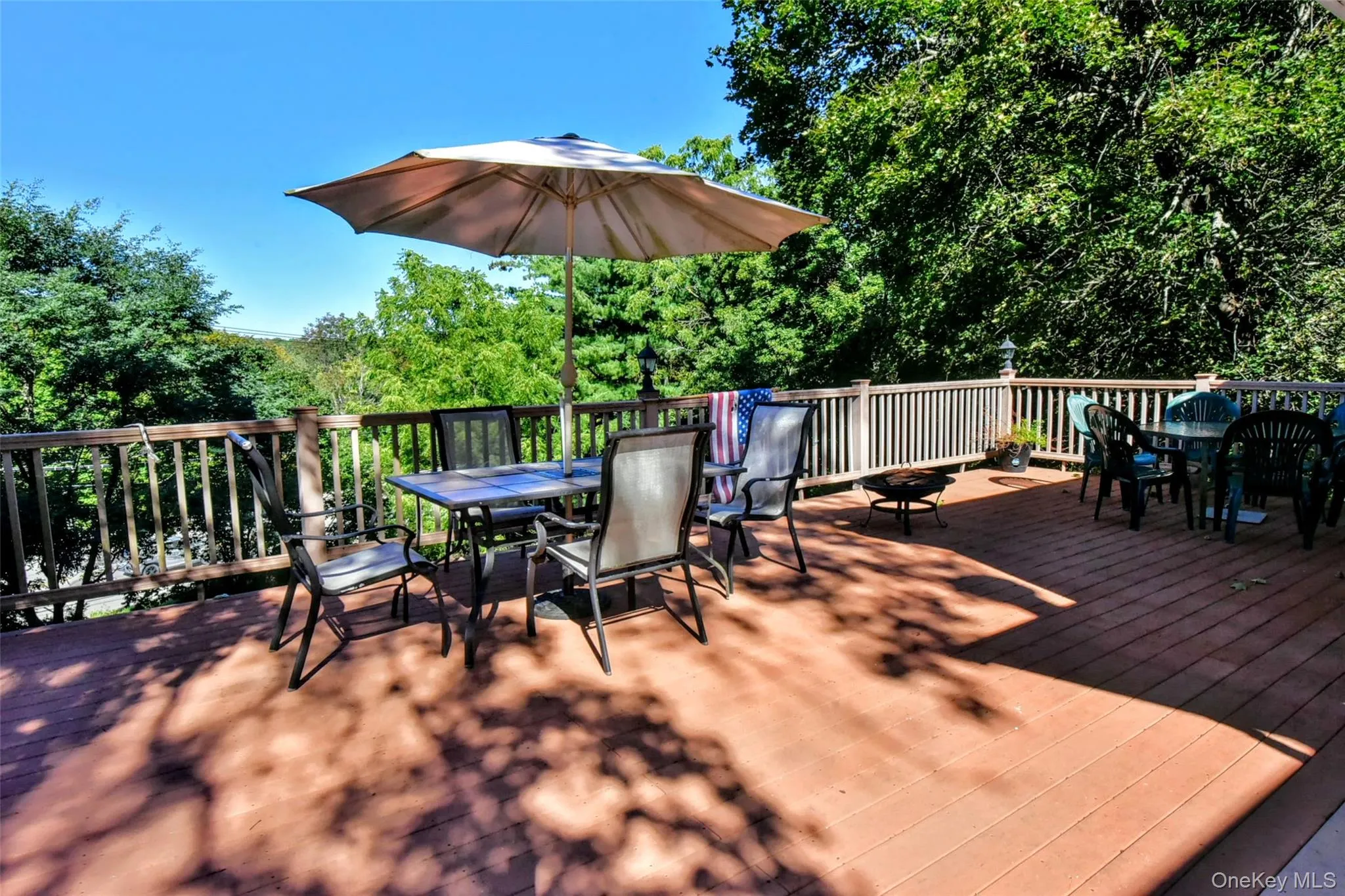 Large composite deck (back view) Large composite deck (back view)