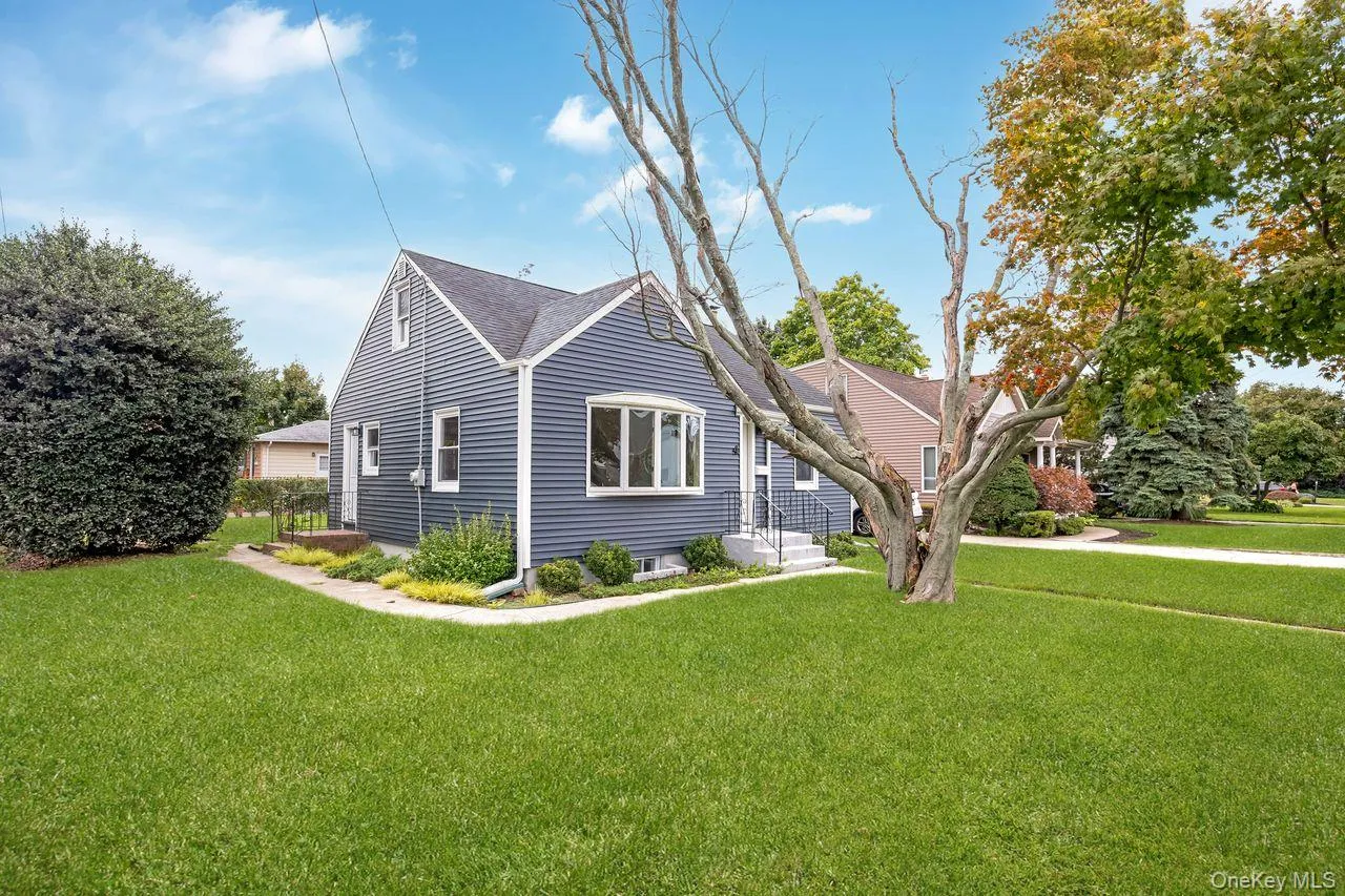4 Sutton Court, Islip, NY, 4 Bedrooms Bedrooms, 7 Rooms Rooms,2 BathroomsBathrooms,Residential,For Rent,Sutton,0,1055843 4 Sutton Court, Islip, NY, 4 Bedrooms Bedrooms, 7 Rooms Rooms,2 BathroomsBathrooms,Residential,For Rent,Sutton,0,1055843