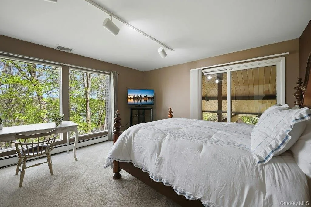 Beautiful views, double closets Beautiful views, double closets