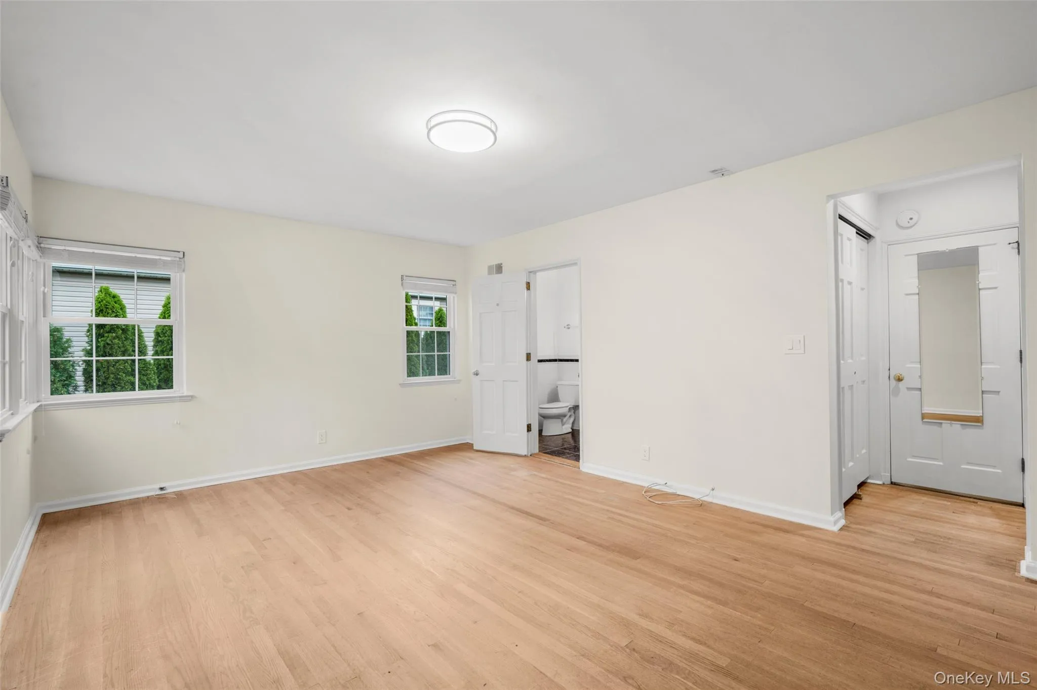 Spacious with 3 windows and ensuite bath Spacious with 3 windows and ensuite bath