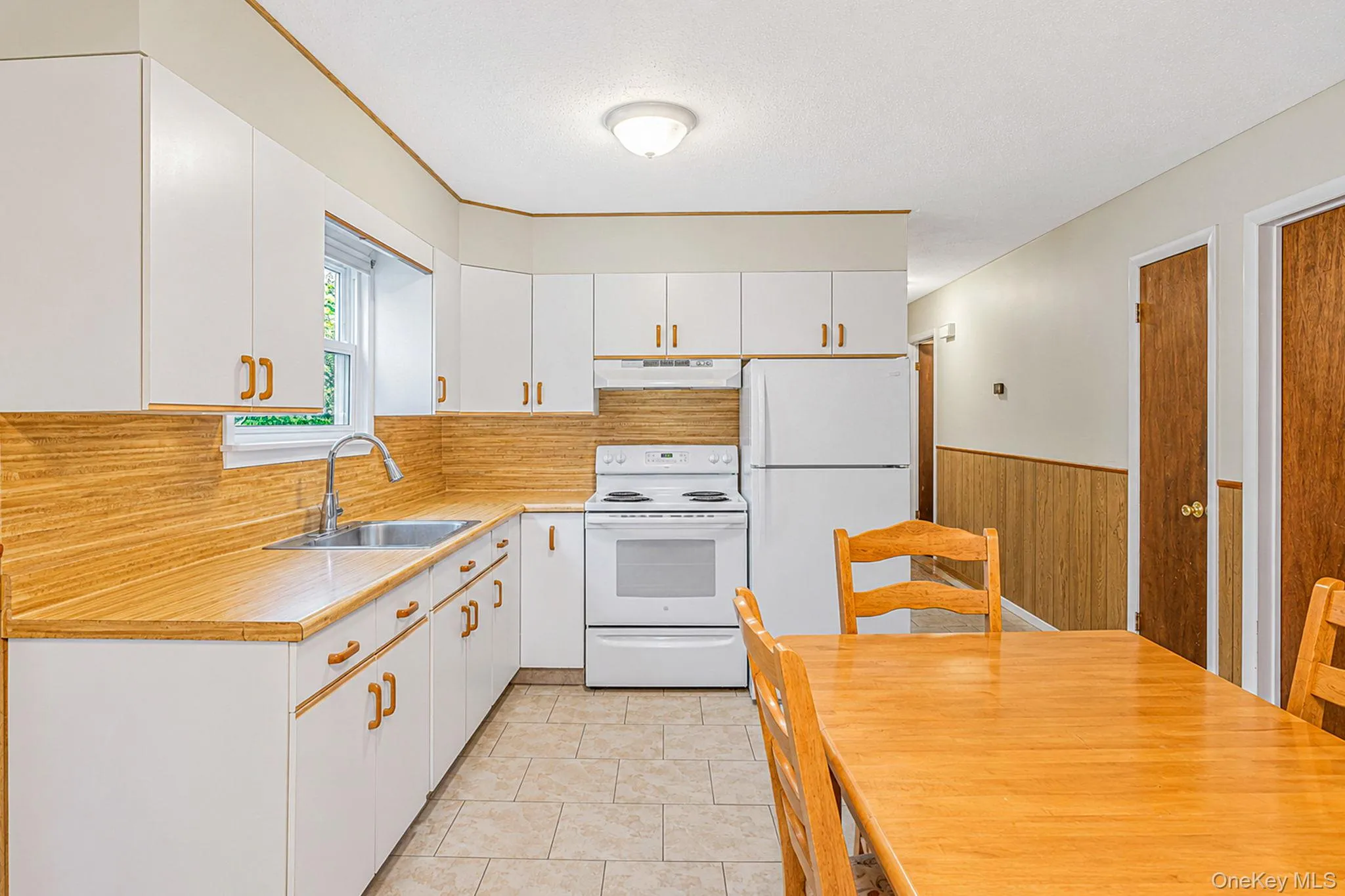 1st Floor Eat in Kitchen 1st Floor Eat in Kitchen