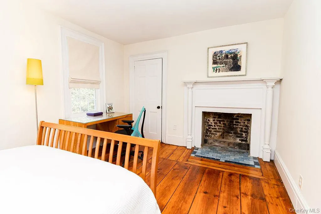 Sweet Bedroom w/ Fireplace Sweet Bedroom w/ Fireplace