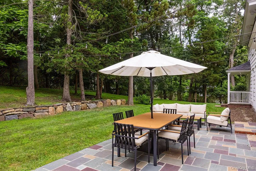 Outdoor Dining and Relaxing Outdoor Dining and Relaxing