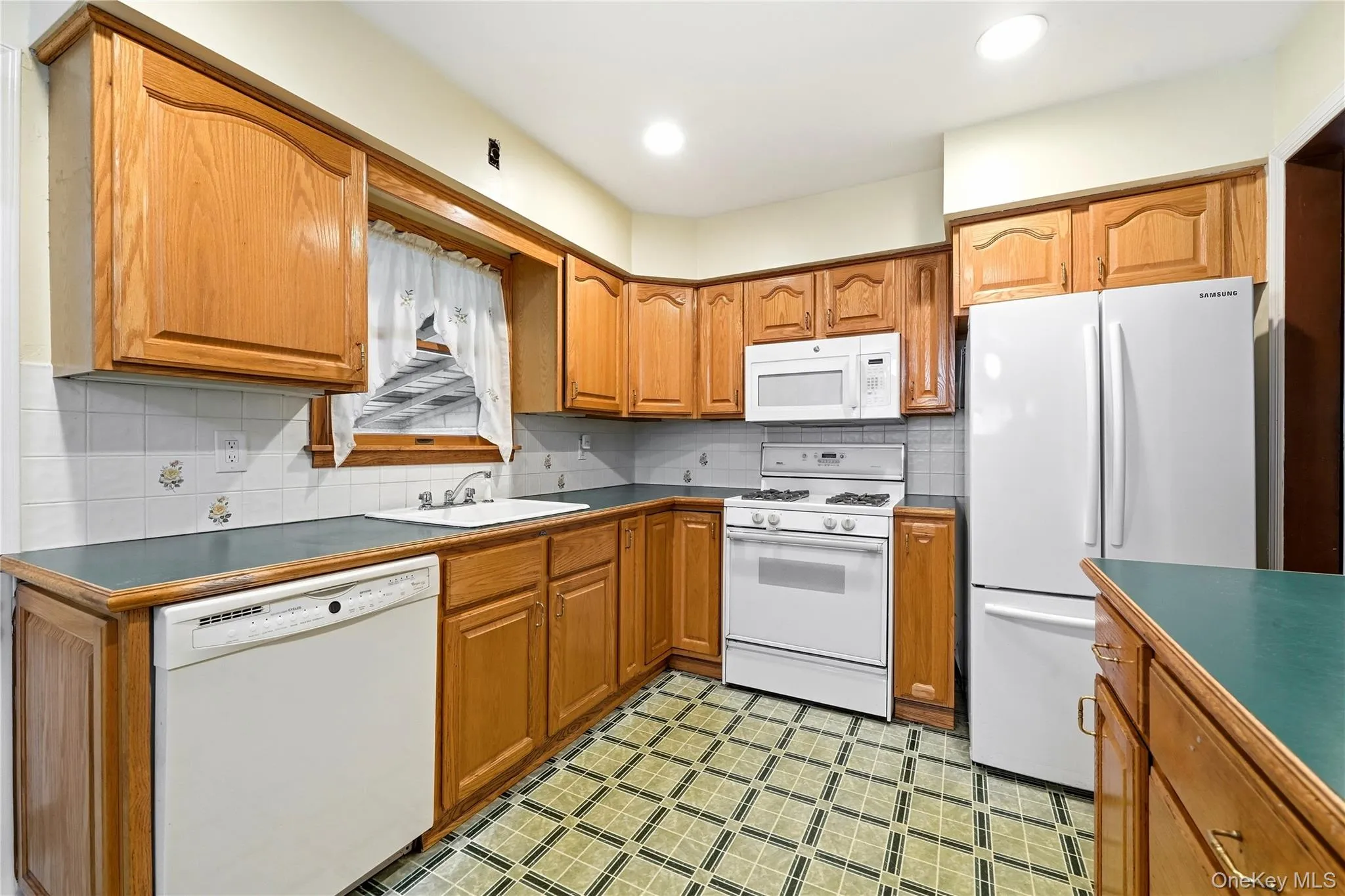 947 White Birch Lane, Hempstead, NY, 4 Bedrooms Bedrooms, 7 Rooms Rooms,2 BathroomsBathrooms,Residential,For Rent,White Birch,0,1055910 947 White Birch Lane, Hempstead, NY, 4 Bedrooms Bedrooms, 7 Rooms Rooms,2 BathroomsBathrooms,Residential,For Rent,White Birch,0,1055910