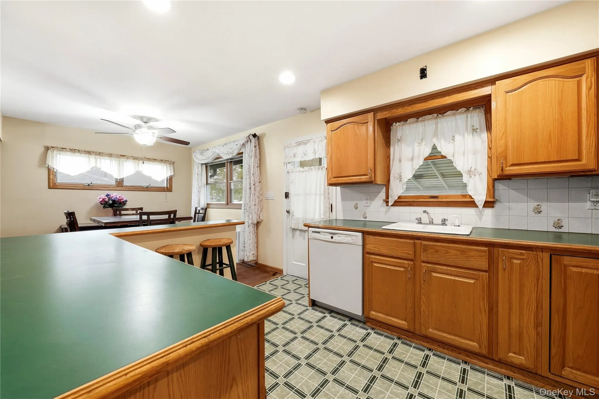 947 White Birch Lane, Hempstead, NY, 4 Bedrooms Bedrooms, 7 Rooms Rooms,2 BathroomsBathrooms,Residential,For Rent,White Birch,0,1055910 947 White Birch Lane, Hempstead, NY, 4 Bedrooms Bedrooms, 7 Rooms Rooms,2 BathroomsBathrooms,Residential,For Rent,White Birch,0,1055910