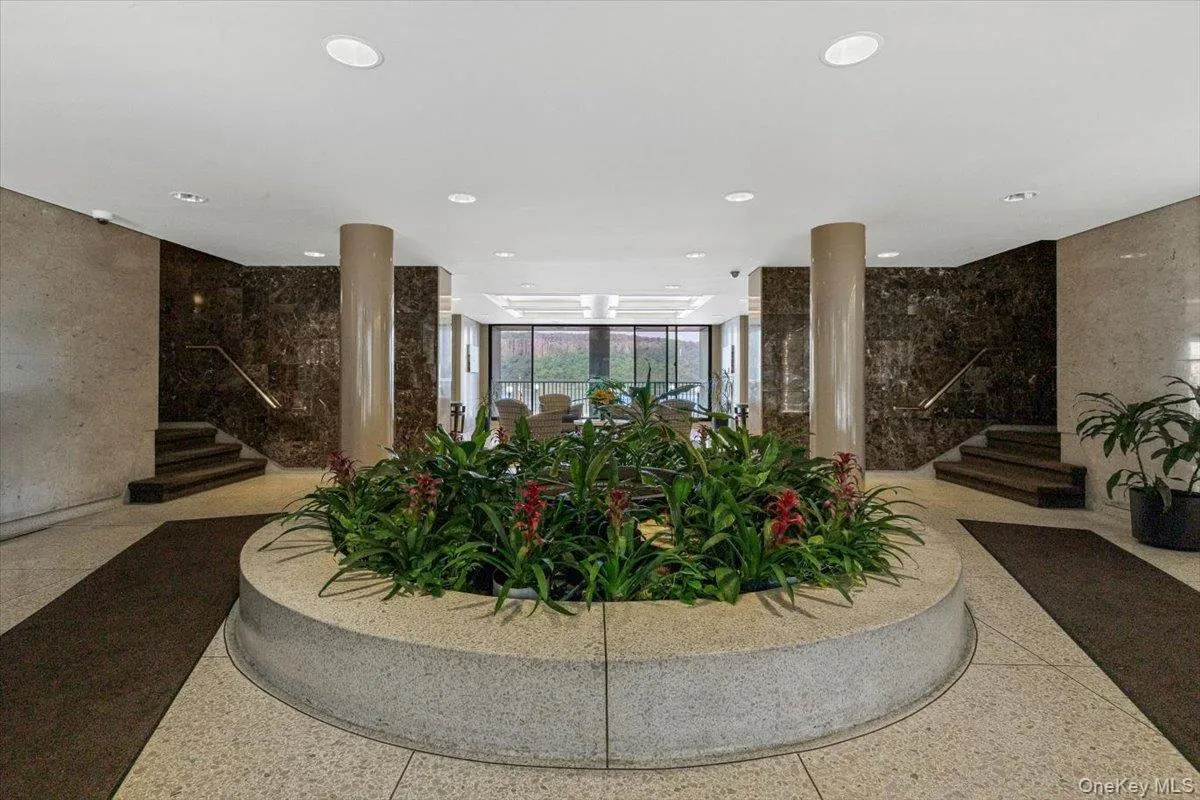 Inviting lobby 24/7 concierge service walk out to fabulous water views Inviting lobby 24/7 concierge service walk out to fabulous water views