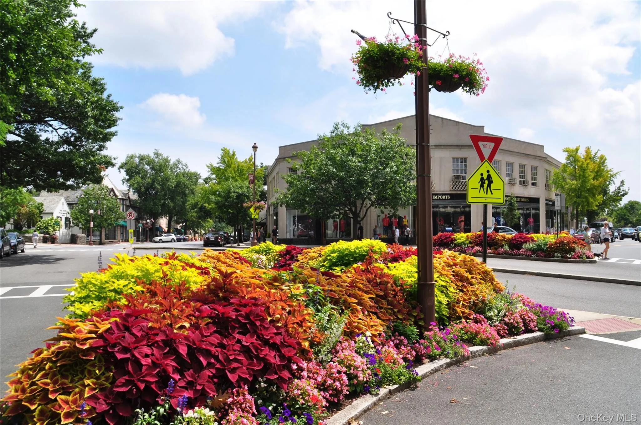 Easy Access to Bronxville Village with its restaurants, cafes, movie theatre and hospital Easy Access to Bronxville Village with its restaurants, cafes, movie theatre and hospital