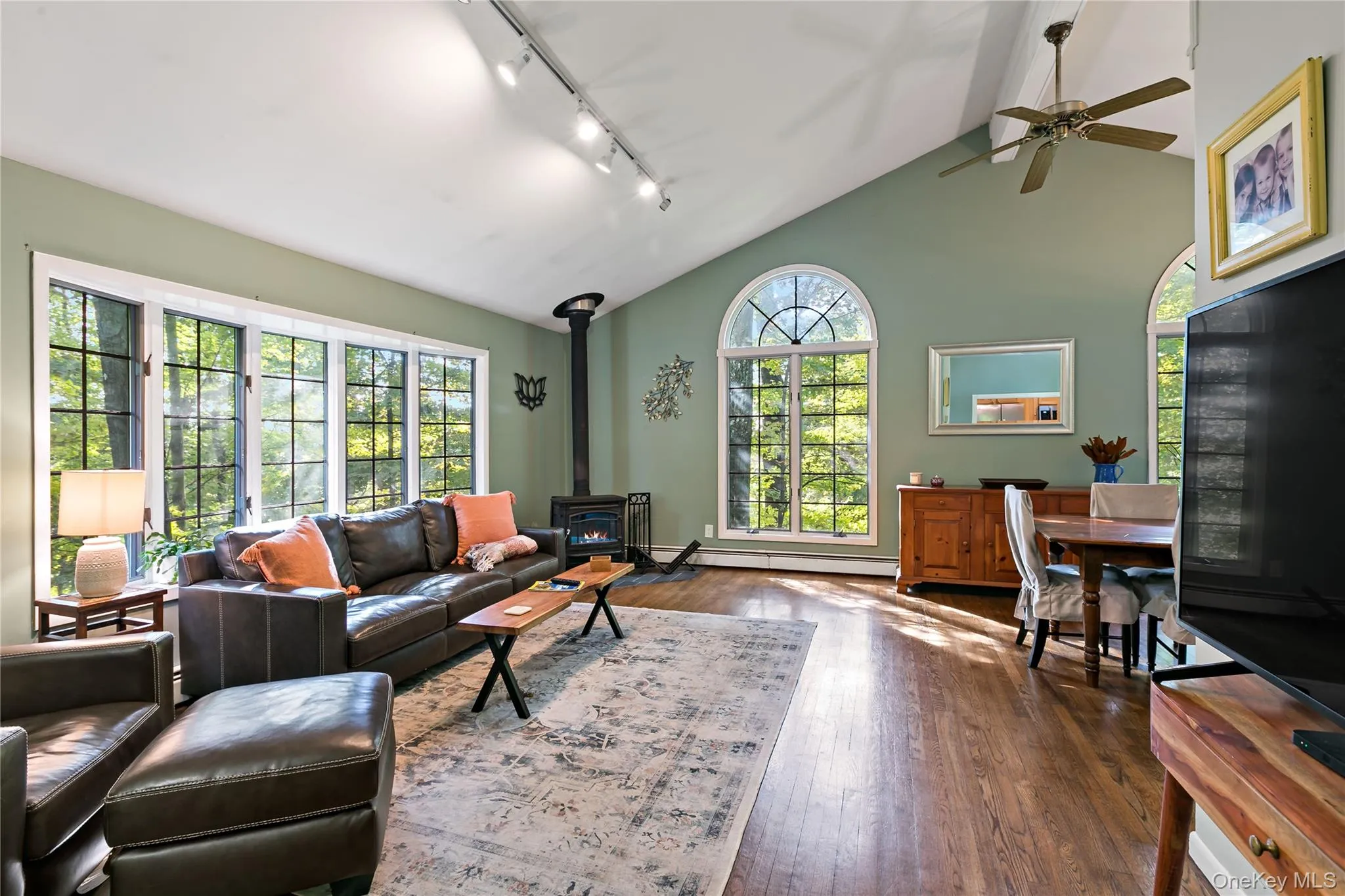 Soaring ceilings, wood burning stove, ultimate privacy! Soaring ceilings, wood burning stove, ultimate privacy!