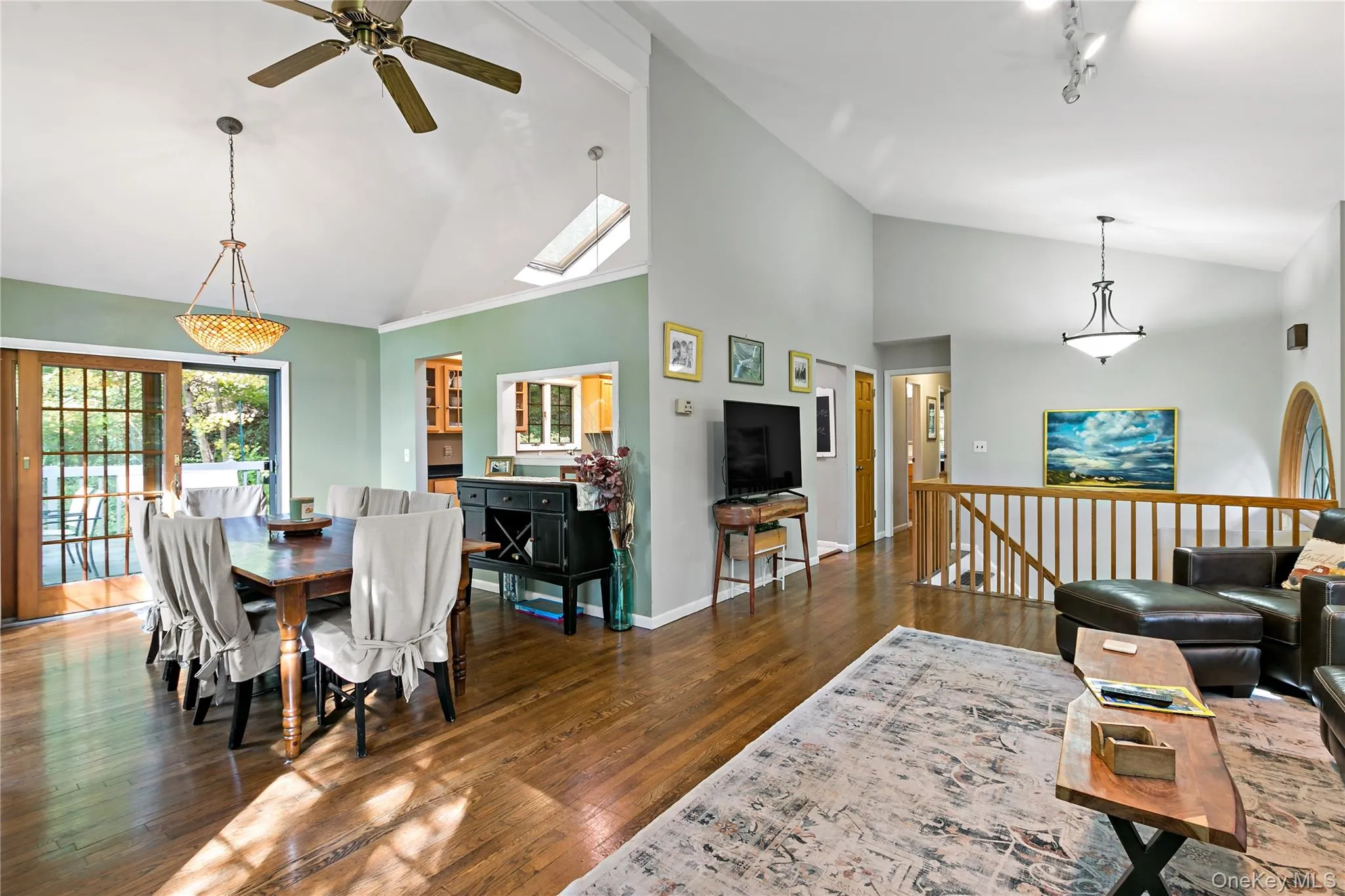 Open floorplan for entertaining the masses. Open floorplan for entertaining the masses.