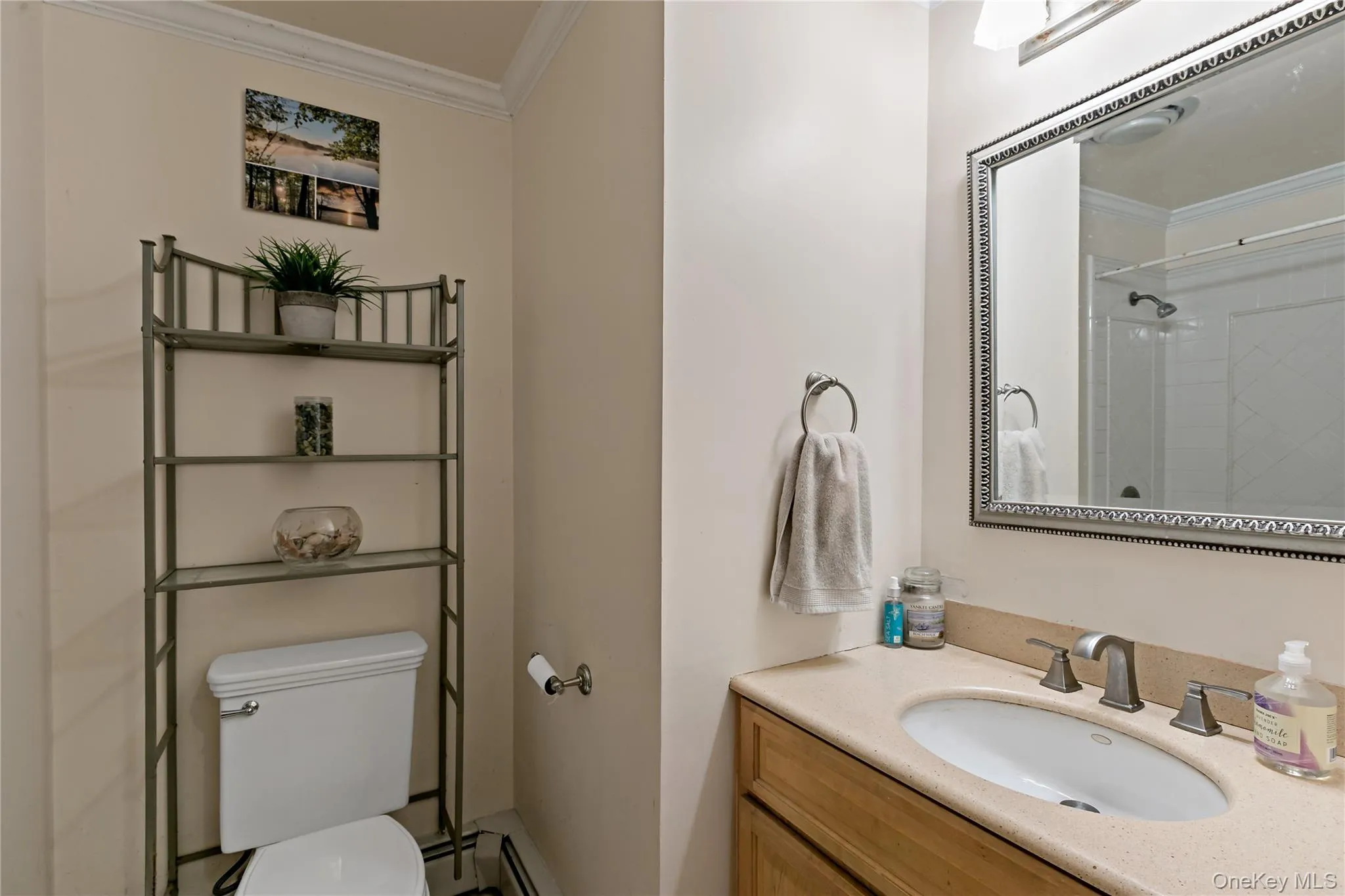 Full hall bath on main level. Full hall bath on main level.