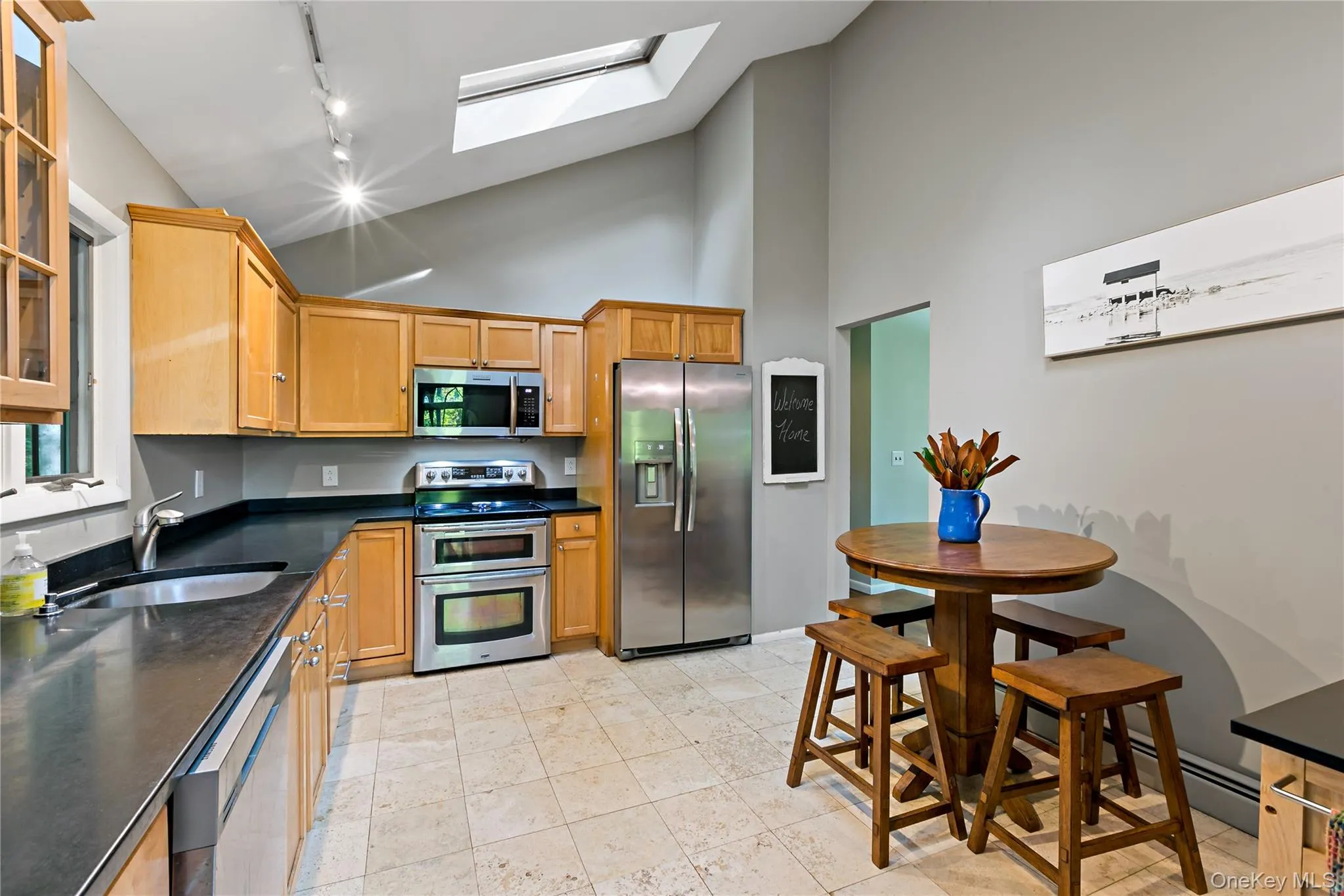 Beautiful skylights allowing gorgeous natural light. Beautiful skylights allowing gorgeous natural light.