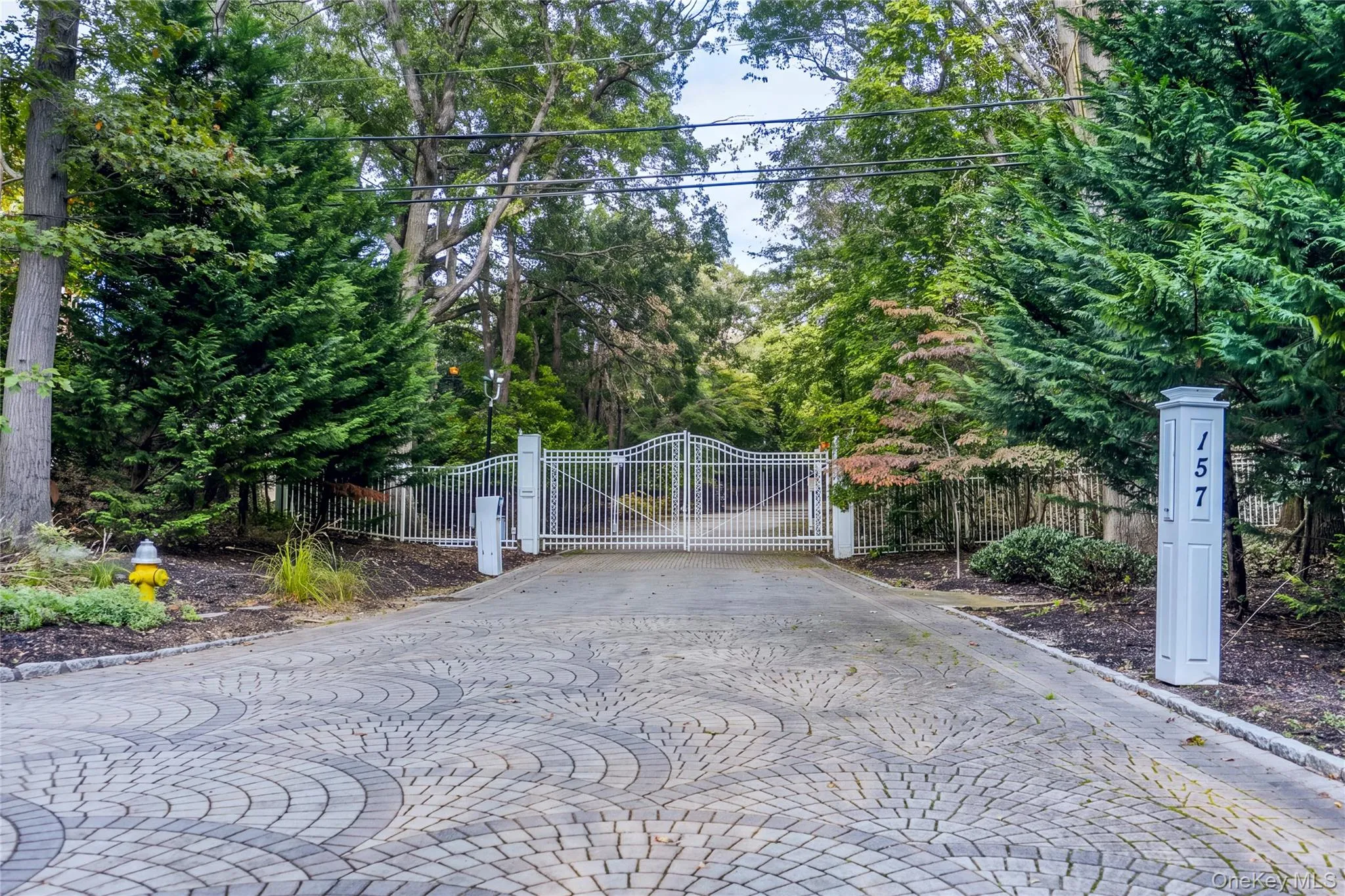 Gated entry (digitally enhanced) Gated entry (digitally enhanced)