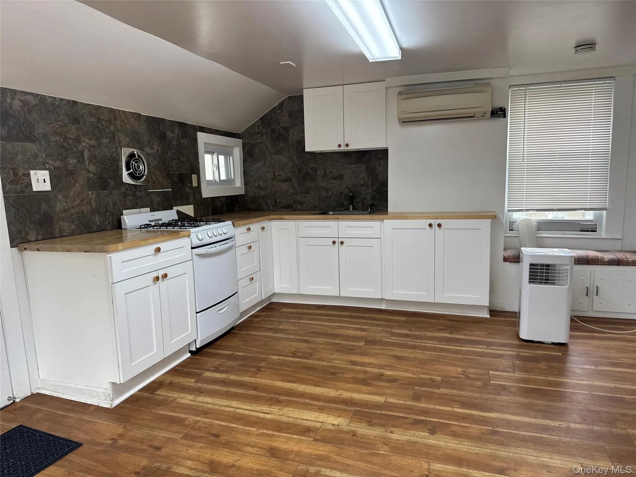 34 Hoffman Street, Poughkeepsie, NY, 1 Bedroom Bedrooms, 3 Rooms Rooms,1 BathroomBathrooms,Residential Lease,For Rent,Hoffman,0,1056006 34 Hoffman Street, Poughkeepsie, NY, 1 Bedroom Bedrooms, 3 Rooms Rooms,1 BathroomBathrooms,Residential Lease,For Rent,Hoffman,0,1056006