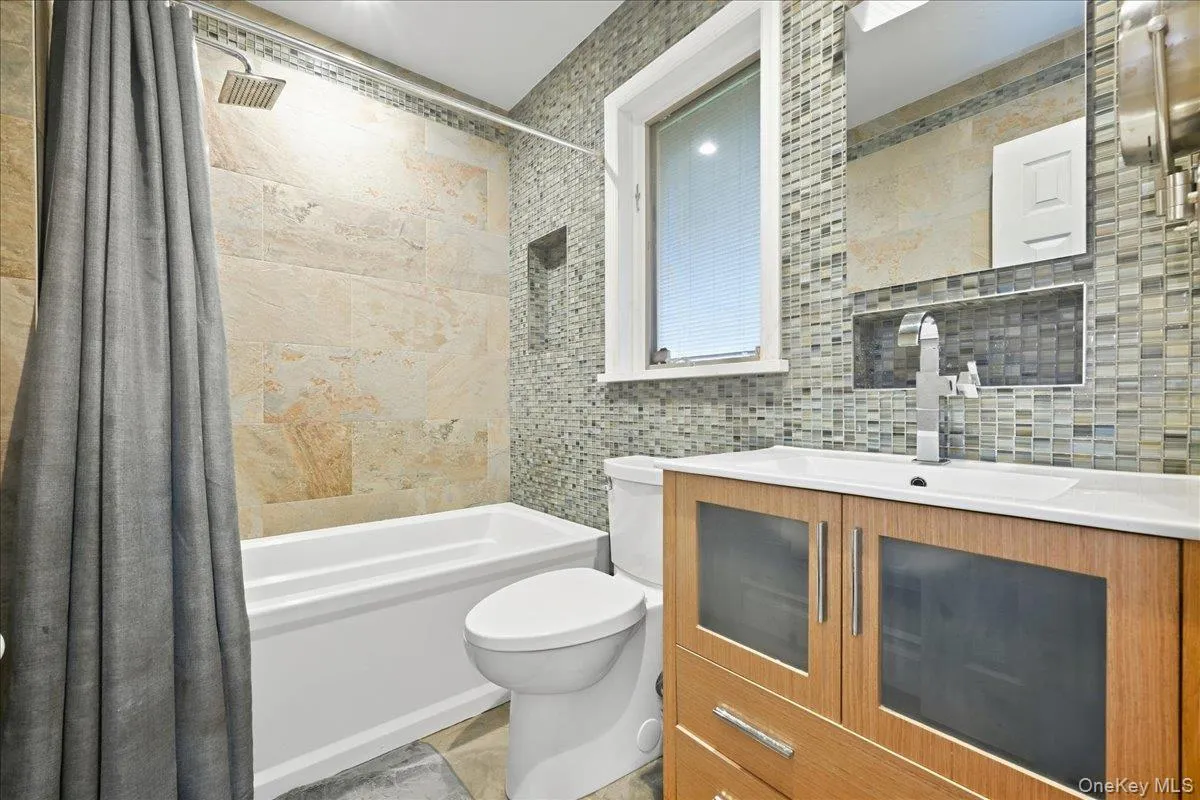 47 Royal Way, North Hempstead, NY, 4 Bedrooms Bedrooms, 8 Rooms Rooms,3 BathroomsBathrooms,Residential,For Rent,Royal,0,1056033 47 Royal Way, North Hempstead, NY, 4 Bedrooms Bedrooms, 8 Rooms Rooms,3 BathroomsBathrooms,Residential,For Rent,Royal,0,1056033