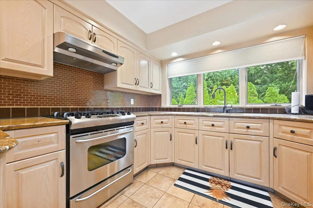 47 Royal Way, North Hempstead, NY, 4 Bedrooms Bedrooms, 8 Rooms Rooms,3 BathroomsBathrooms,Residential,For Rent,Royal,0,1056033 47 Royal Way, North Hempstead, NY, 4 Bedrooms Bedrooms, 8 Rooms Rooms,3 BathroomsBathrooms,Residential,For Rent,Royal,0,1056033