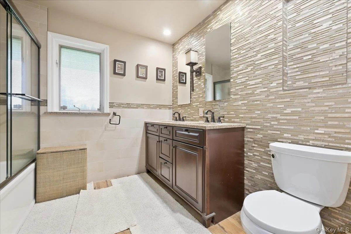 47 Royal Way, North Hempstead, NY, 4 Bedrooms Bedrooms, 8 Rooms Rooms,3 BathroomsBathrooms,Residential,For Rent,Royal,0,1056033 47 Royal Way, North Hempstead, NY, 4 Bedrooms Bedrooms, 8 Rooms Rooms,3 BathroomsBathrooms,Residential,For Rent,Royal,0,1056033