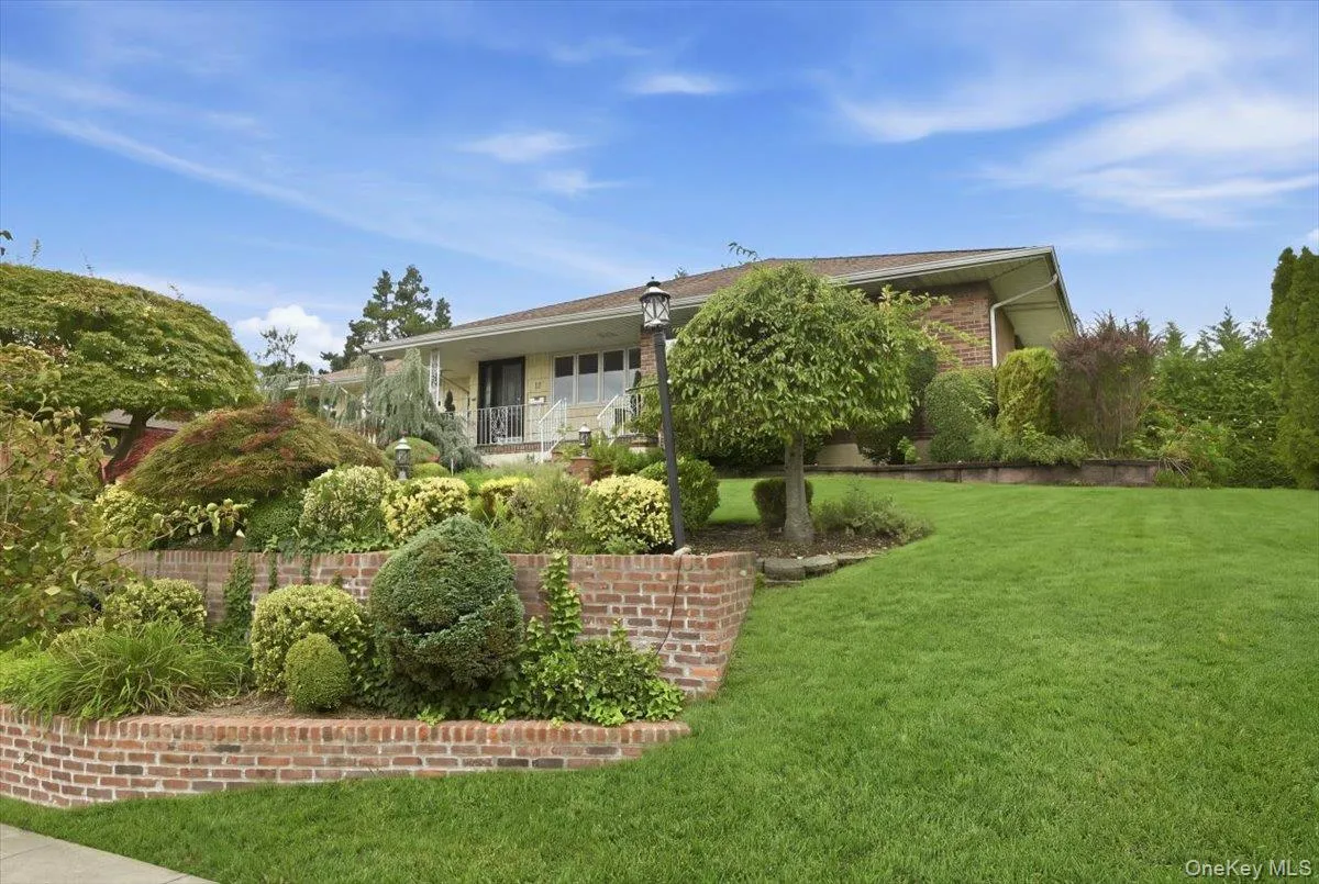 47 Royal Way, North Hempstead, NY, 4 Bedrooms Bedrooms, 8 Rooms Rooms,3 BathroomsBathrooms,Residential,For Rent,Royal,0,1056033 47 Royal Way, North Hempstead, NY, 4 Bedrooms Bedrooms, 8 Rooms Rooms,3 BathroomsBathrooms,Residential,For Rent,Royal,0,1056033