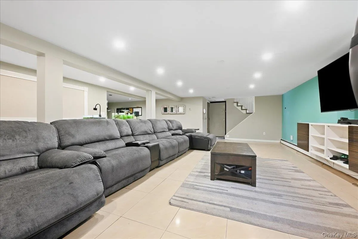 47 Royal Way, North Hempstead, NY, 4 Bedrooms Bedrooms, 8 Rooms Rooms,3 BathroomsBathrooms,Residential,For Rent,Royal,0,1056033 47 Royal Way, North Hempstead, NY, 4 Bedrooms Bedrooms, 8 Rooms Rooms,3 BathroomsBathrooms,Residential,For Rent,Royal,0,1056033