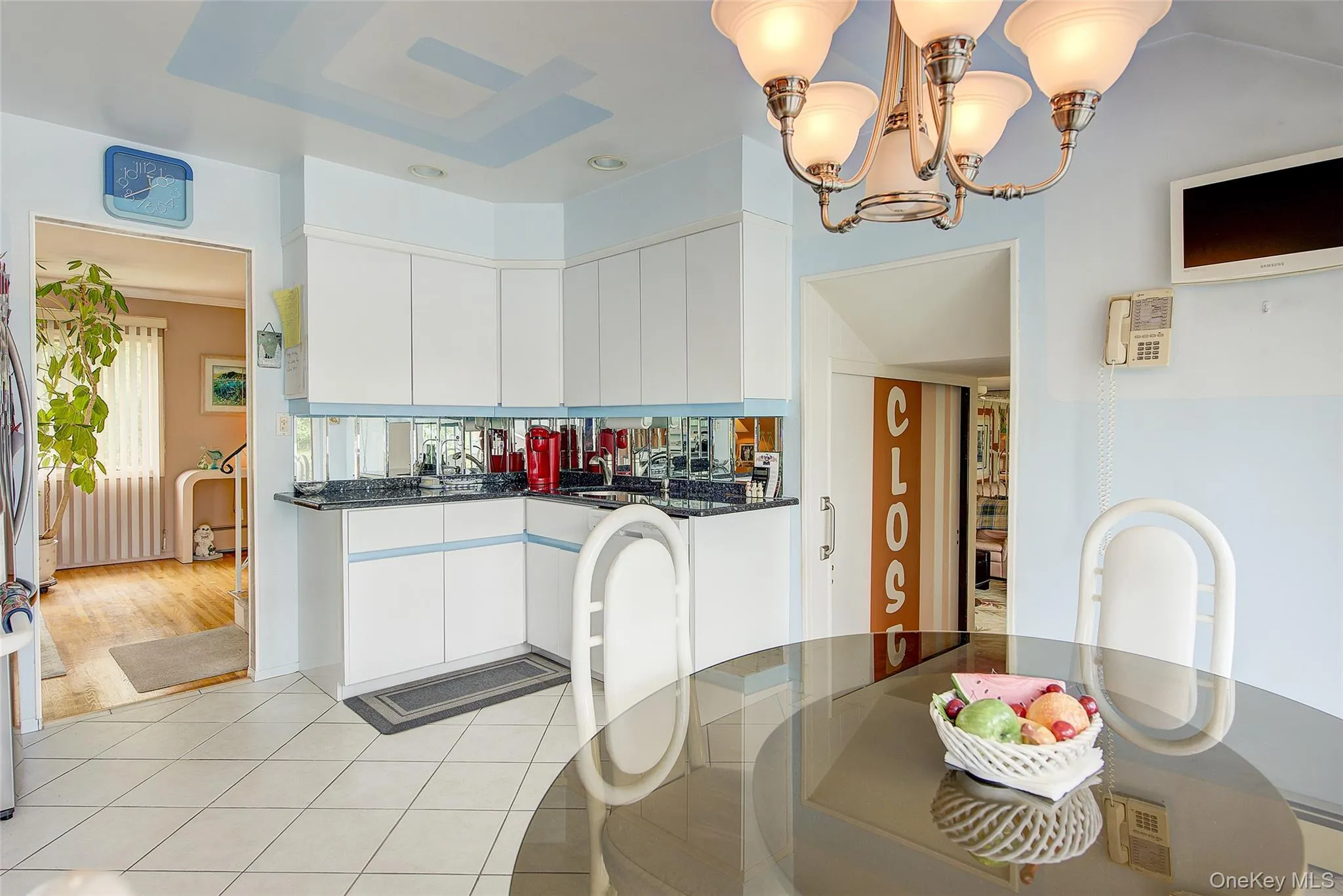 Eat-in kitchen Eat-in kitchen