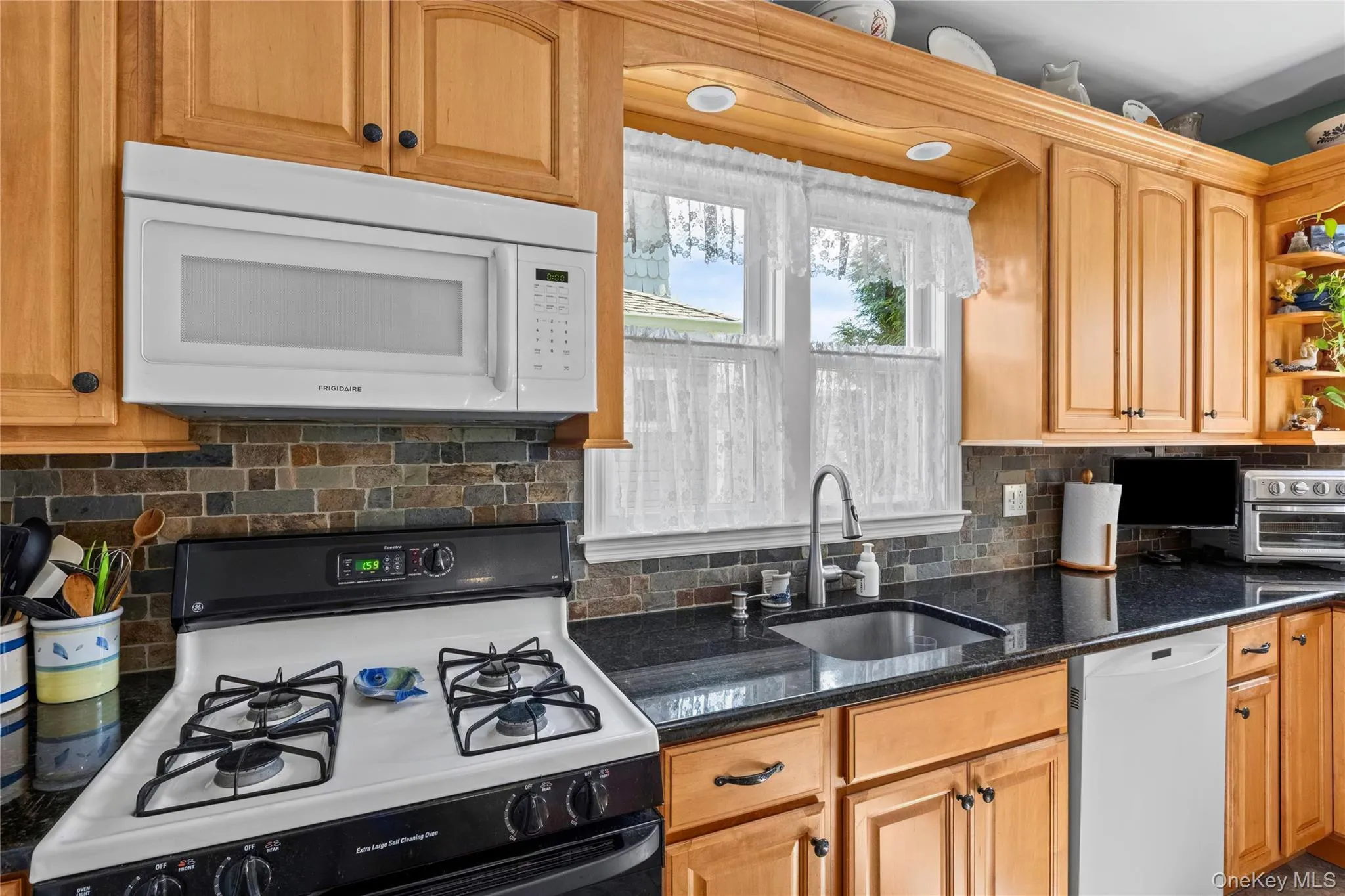 19 Willow Place, Oyster Bay, NY, 3 Bedrooms Bedrooms, 7 Rooms Rooms,1 BathroomBathrooms,Residential,For Rent,Willow,0,1056065 19 Willow Place, Oyster Bay, NY, 3 Bedrooms Bedrooms, 7 Rooms Rooms,1 BathroomBathrooms,Residential,For Rent,Willow,0,1056065