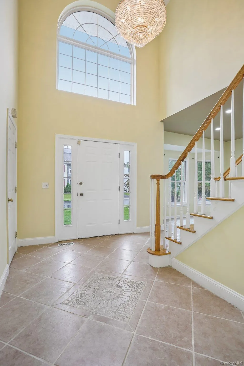 Vaulted entrance foyer Vaulted entrance foyer