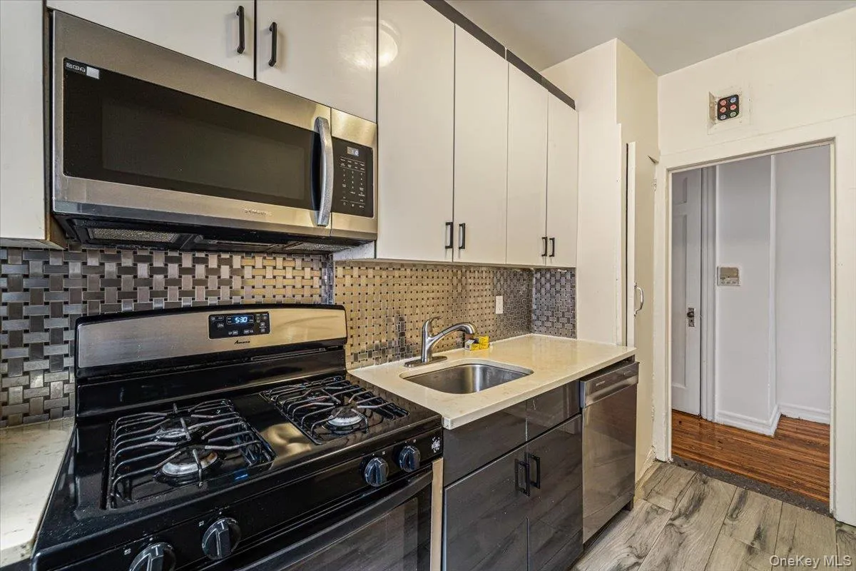 2186 Cruger Avenue, New York, NY, 1 Bedroom Bedrooms, 4 Rooms Rooms,1 BathroomBathrooms,Residential,For Rent,Cruger,0,1056118 2186 Cruger Avenue, New York, NY, 1 Bedroom Bedrooms, 4 Rooms Rooms,1 BathroomBathrooms,Residential,For Rent,Cruger,0,1056118