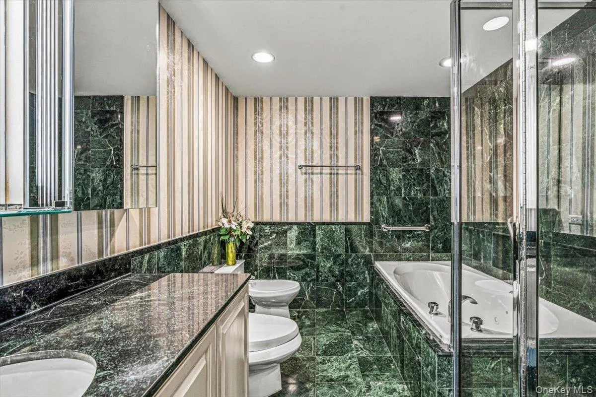 Primary Bathroom En-suite Primary Bathroom En-suite