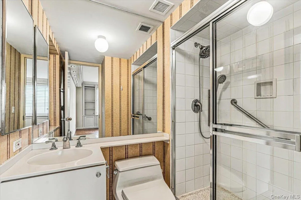 Family/Guest Bedroom En-Suite Family/Guest Bedroom En-Suite