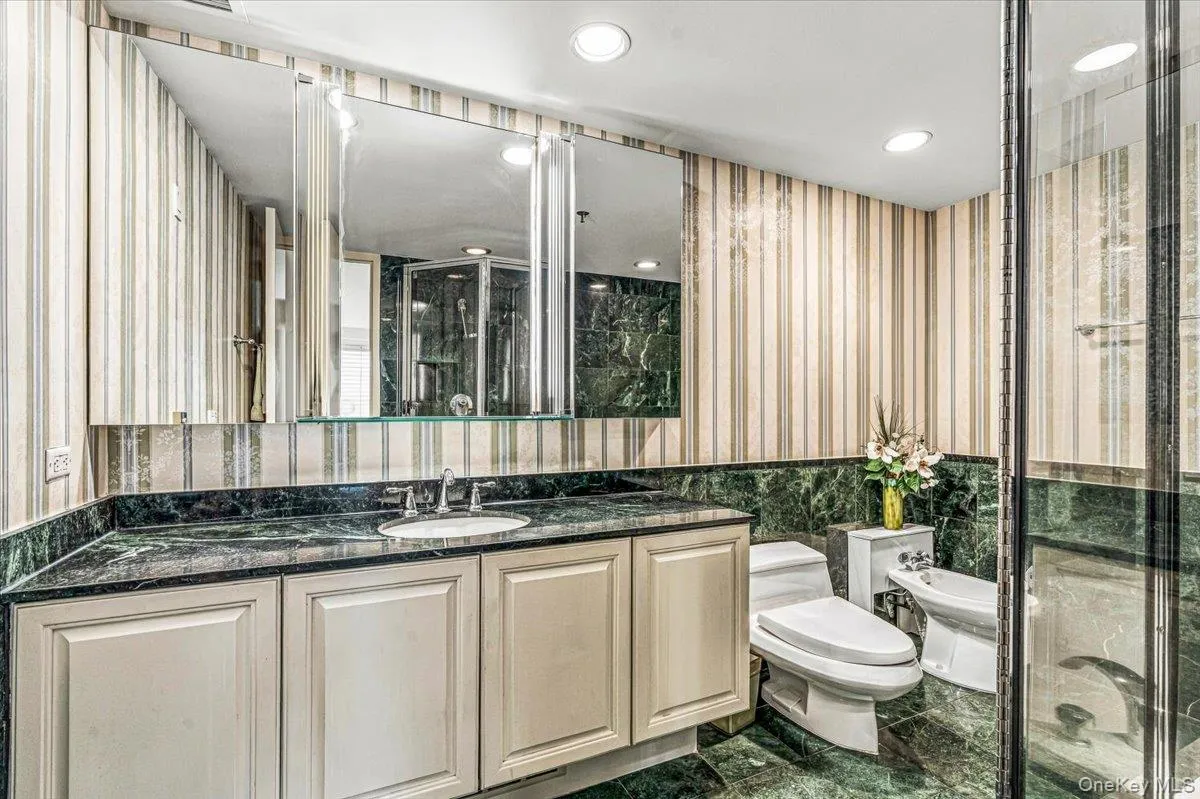 Primary Bathroom En-suite Primary Bathroom En-suite