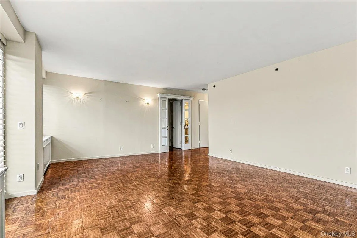 Bright & Spacious Living Room/Dining Area with Parquet Floors Bright & Spacious Living Room/Dining Area with Parquet Floors
