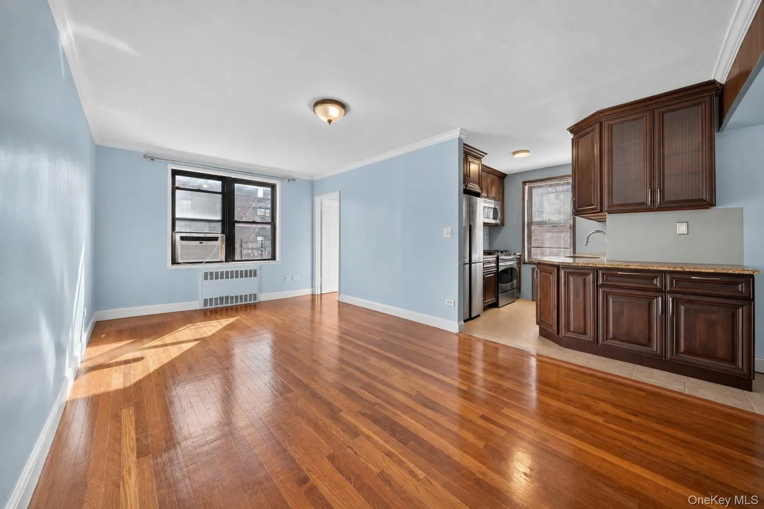 Hardwood-finish flooring, recessed lighting, double-hung windows, built-in kitchen cabinetry, and stainless steel appliances Hardwood-finish flooring, recessed lighting, double-hung windows, built-in kitchen cabinetry, and stainless steel appliances