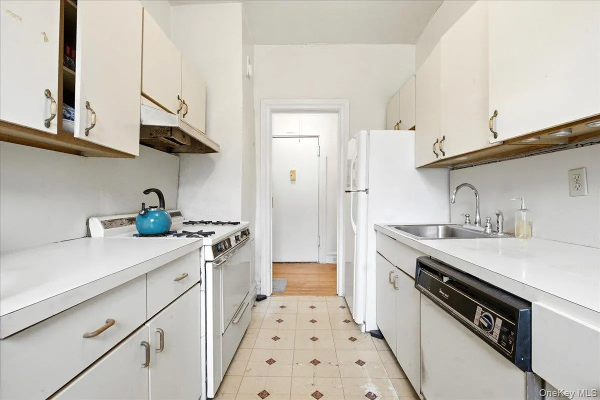 83-19 116th Street, New York, NY, 1 Bedroom Bedrooms, 4 Rooms Rooms,1 BathroomBathrooms,Residential,For Rent,116th,0,1056274 83-19 116th Street, New York, NY, 1 Bedroom Bedrooms, 4 Rooms Rooms,1 BathroomBathrooms,Residential,For Rent,116th,0,1056274