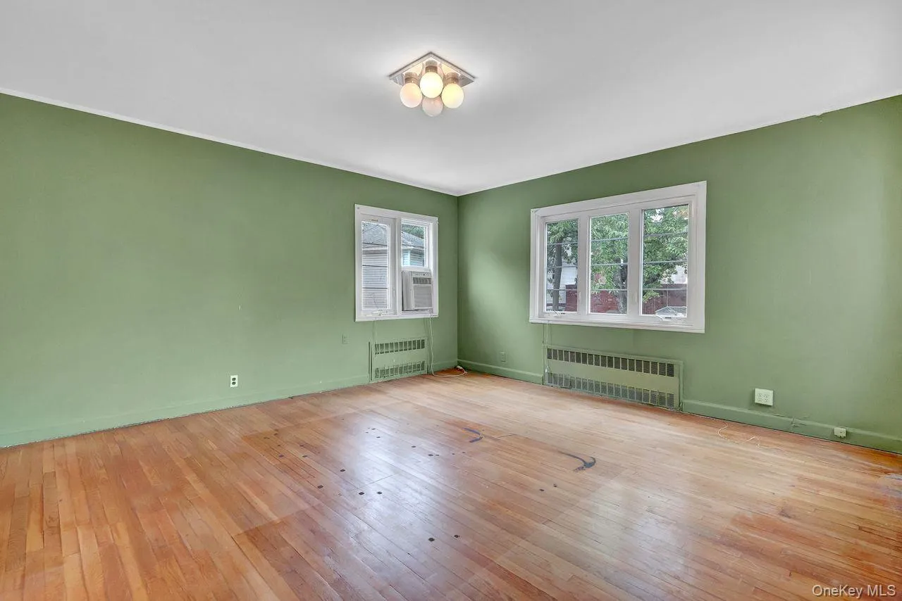 20050 Grand Central Parkway, New York, NY, 3 Bedrooms Bedrooms, 8 Rooms Rooms,3 BathroomsBathrooms,Residential,For Rent,Grand Central,0,1056279 20050 Grand Central Parkway, New York, NY, 3 Bedrooms Bedrooms, 8 Rooms Rooms,3 BathroomsBathrooms,Residential,For Rent,Grand Central,0,1056279