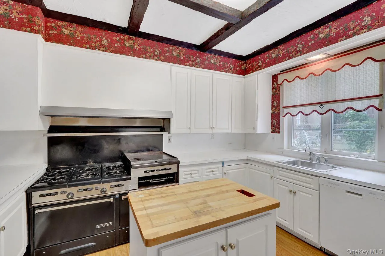 20050 Grand Central Parkway, New York, NY, 3 Bedrooms Bedrooms, 8 Rooms Rooms,3 BathroomsBathrooms,Residential,For Rent,Grand Central,0,1056279 20050 Grand Central Parkway, New York, NY, 3 Bedrooms Bedrooms, 8 Rooms Rooms,3 BathroomsBathrooms,Residential,For Rent,Grand Central,0,1056279