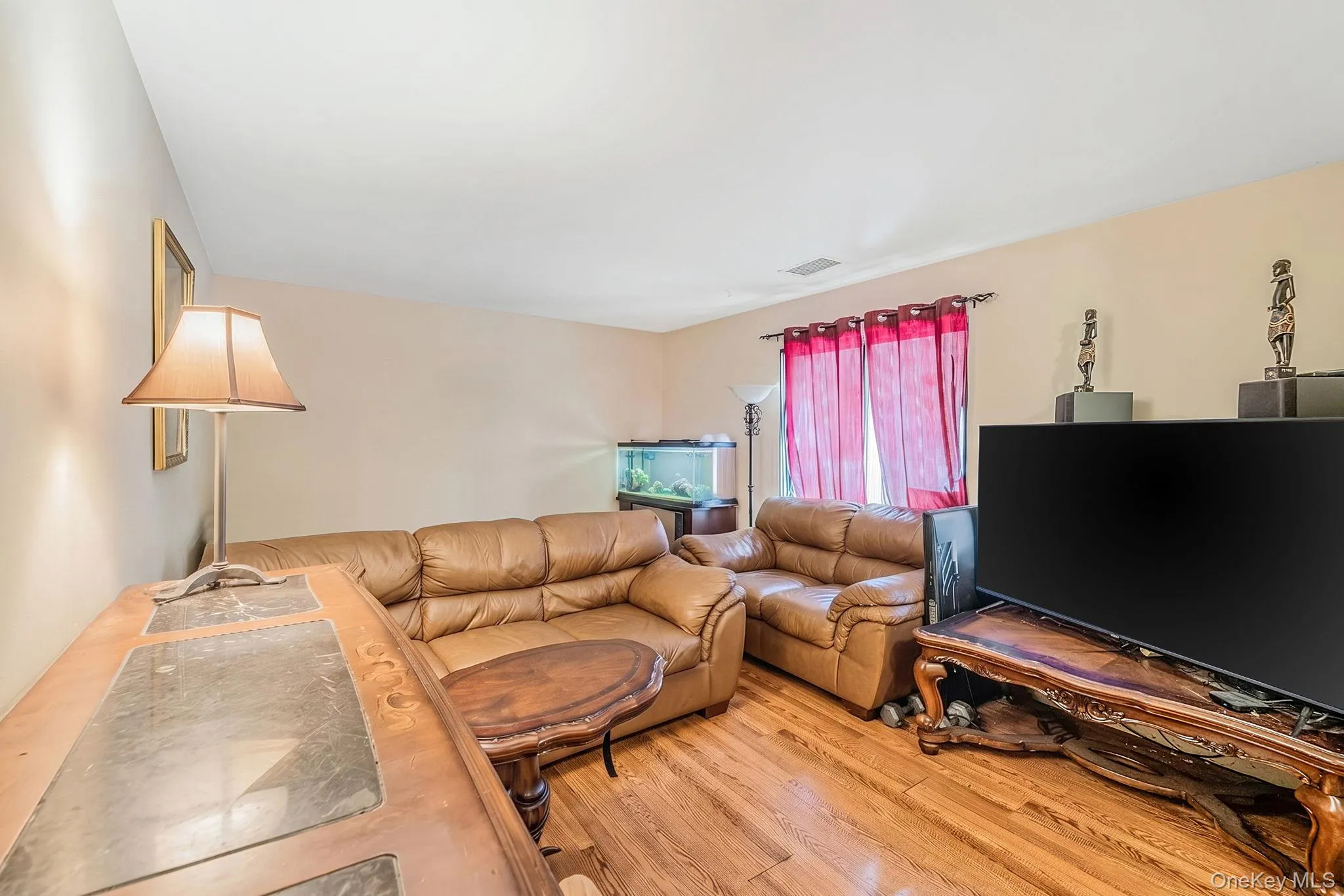 Virtually staged: digitally decluttered Virtually staged: digitally decluttered