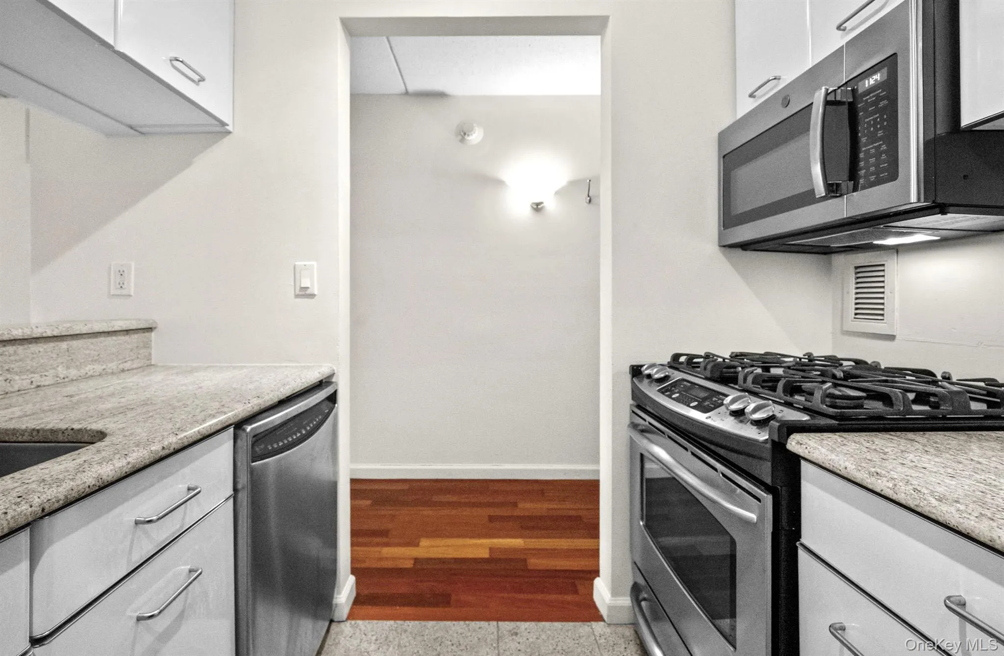 4 Martine Avenue, White Plains, NY, 1 Bedroom Bedrooms, 4 Rooms Rooms,1 BathroomBathrooms,Residential Lease,For Rent,Martine,0,1056329 4 Martine Avenue, White Plains, NY, 1 Bedroom Bedrooms, 4 Rooms Rooms,1 BathroomBathrooms,Residential Lease,For Rent,Martine,0,1056329