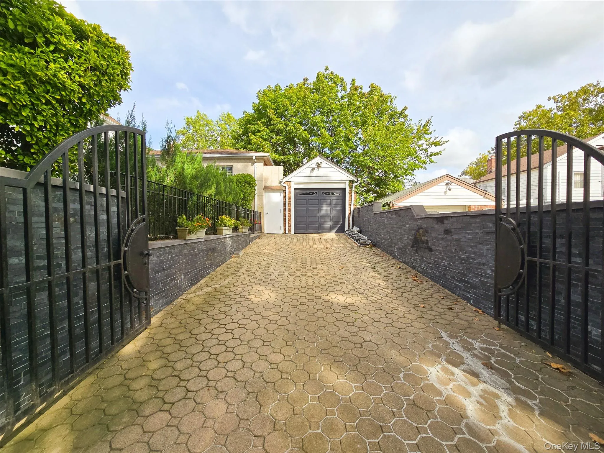 Garage & Driveway Garage & Driveway