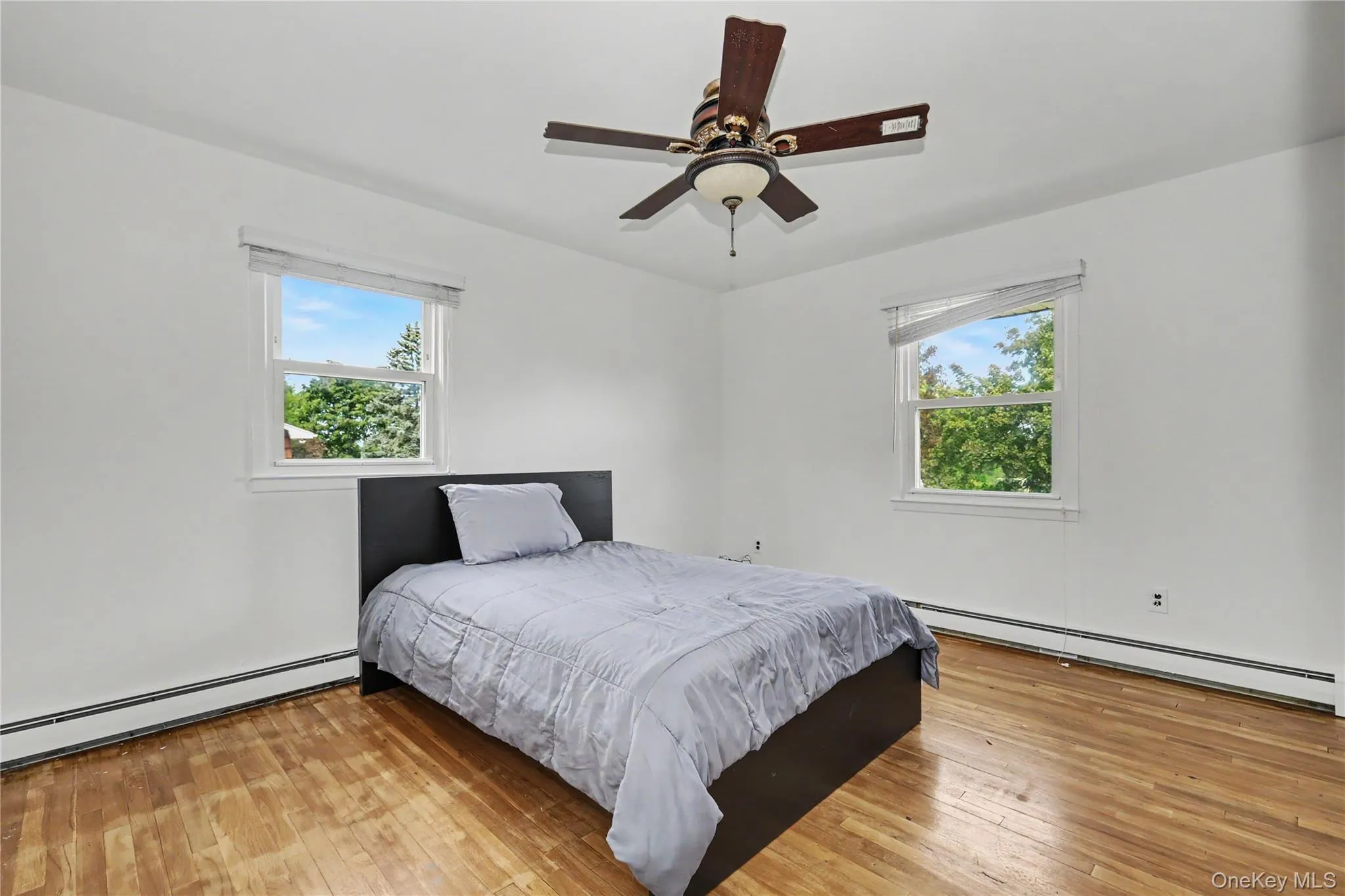 Third amply sized bedroom with great natural light and ceiling fan Third amply sized bedroom with great natural light and ceiling fan