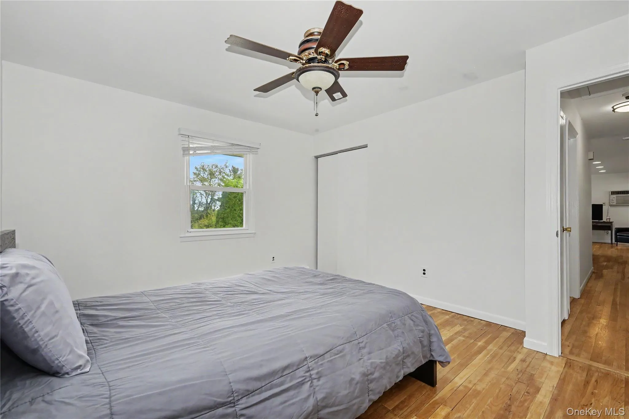 Third amply sized bedroom with great natural light and ceiling fan Third amply sized bedroom with great natural light and ceiling fan