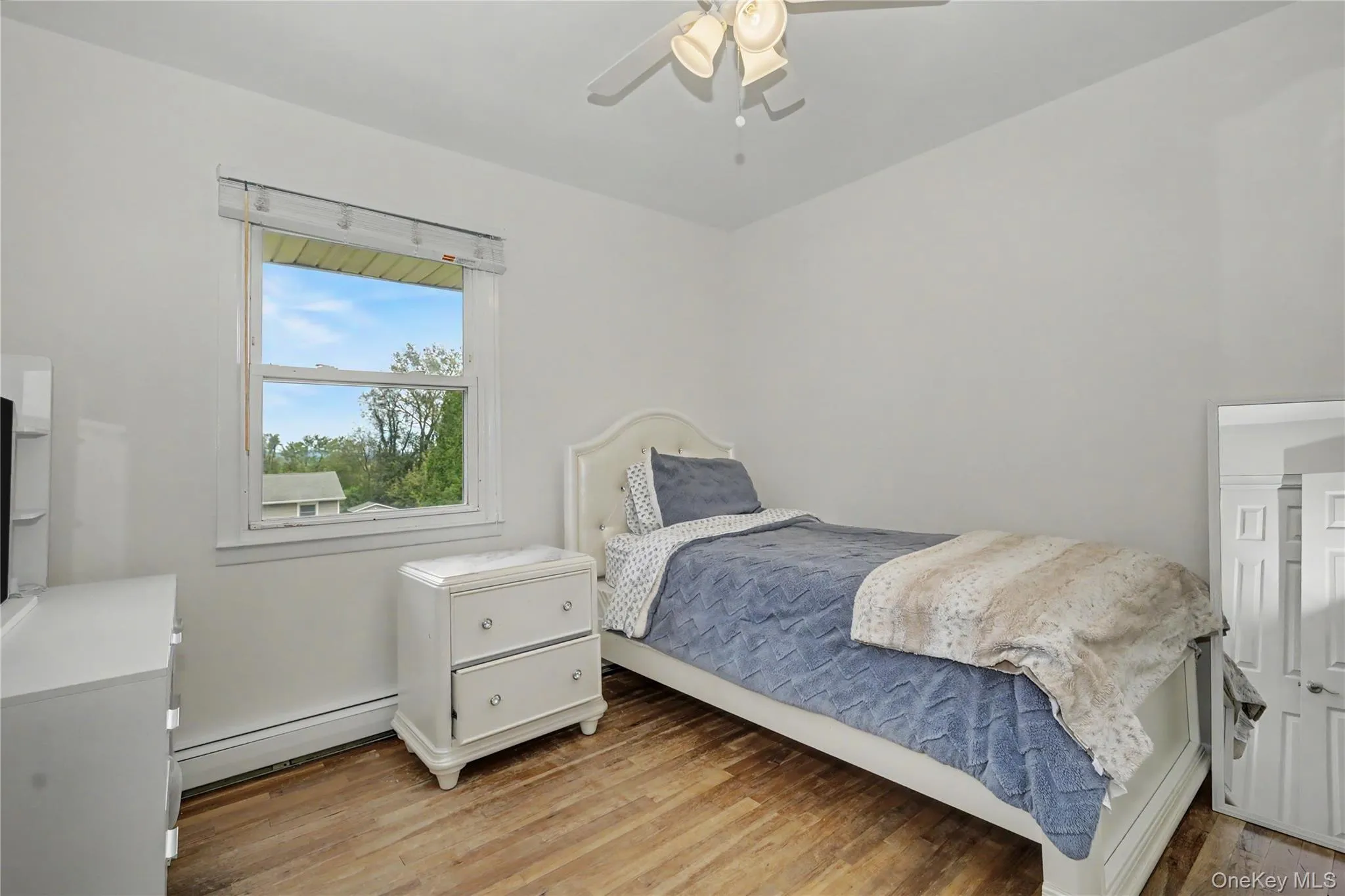 Second amply sized bedroom with great natural light and ceiling fan Second amply sized bedroom with great natural light and ceiling fan