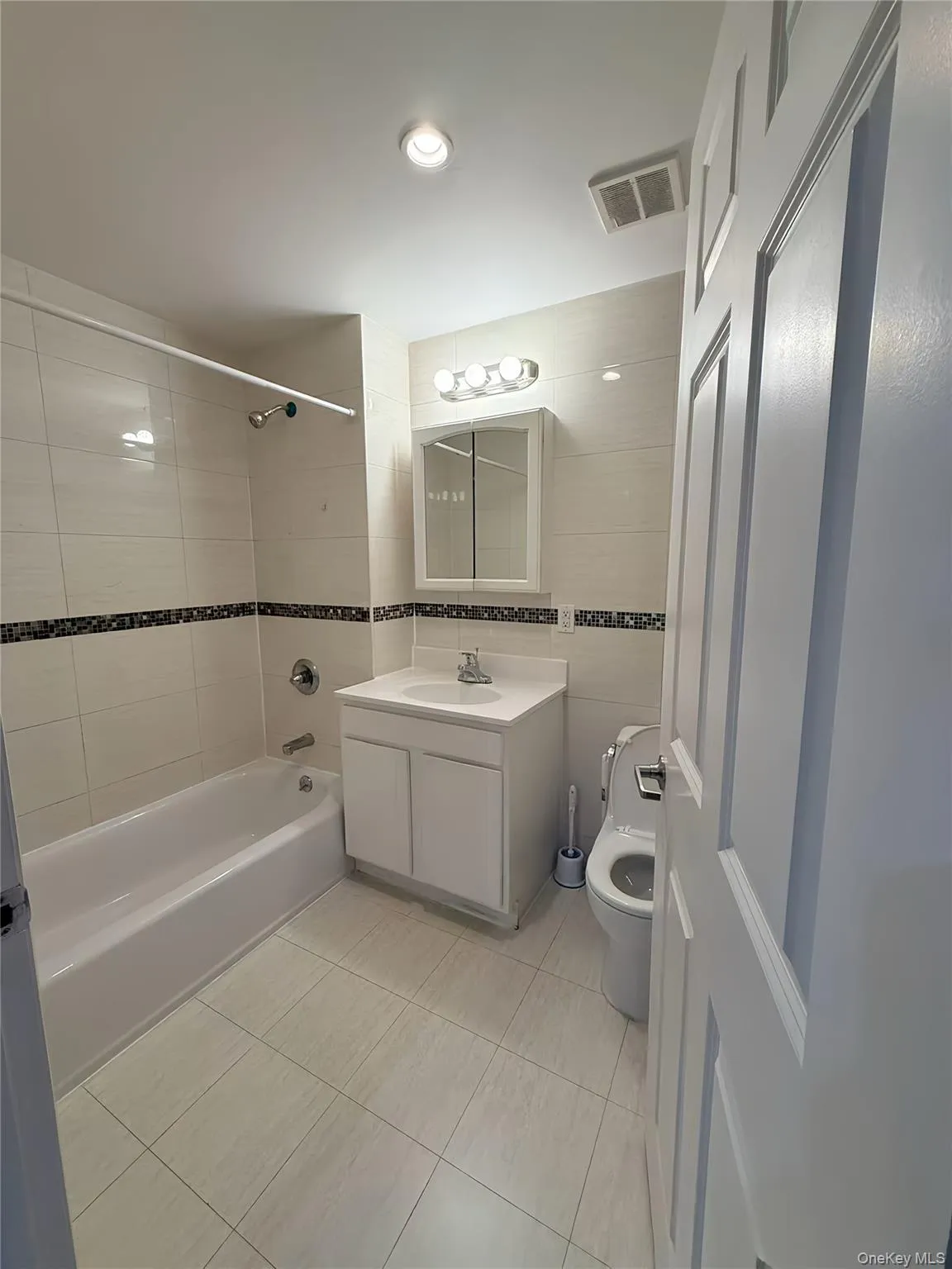 6475 Austin Street, New York, NY, 2 Bedrooms Bedrooms, 3 Rooms Rooms,1 BathroomBathrooms,Residential,For Rent,Austin,0,1056458 6475 Austin Street, New York, NY, 2 Bedrooms Bedrooms, 3 Rooms Rooms,1 BathroomBathrooms,Residential,For Rent,Austin,0,1056458