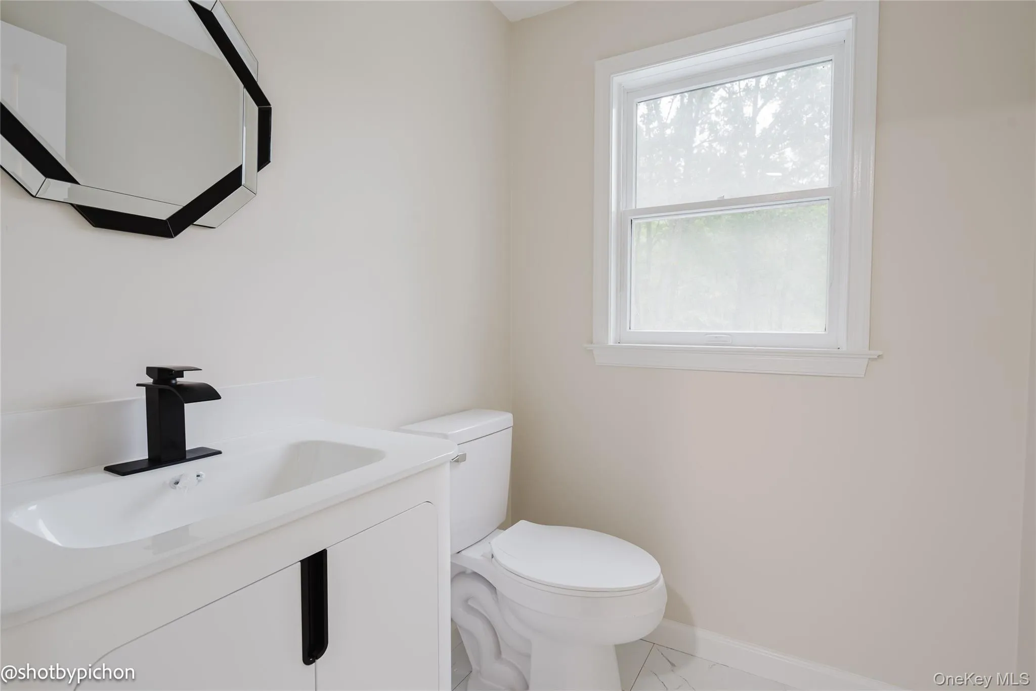 White vanity with integrated sink and matte black faucet White vanity with integrated sink and matte black faucet