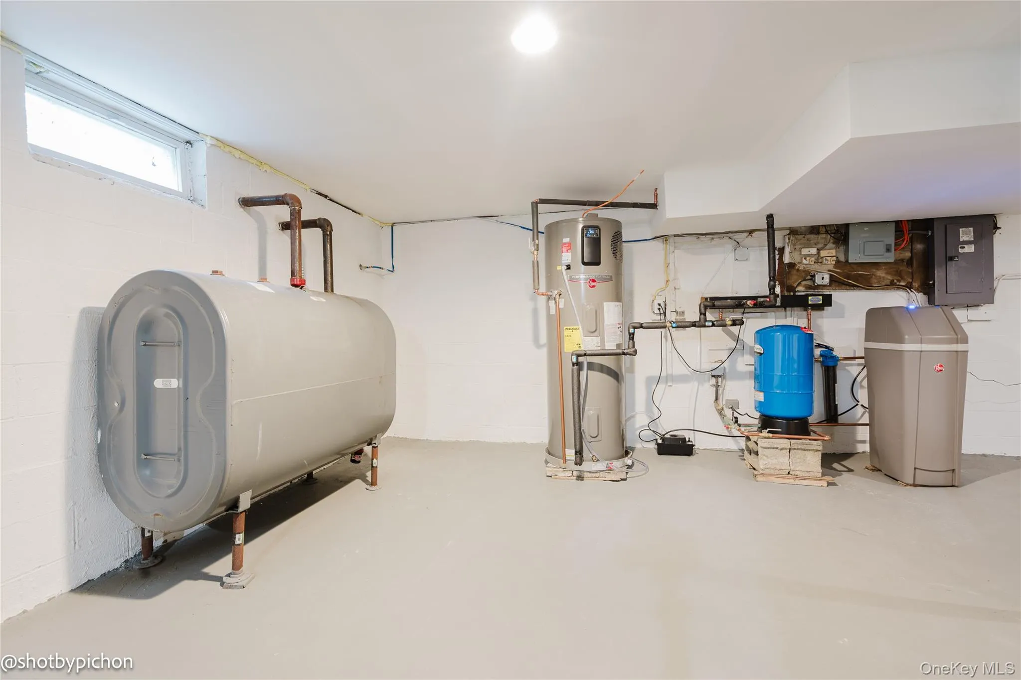 Brand new utilities. Features hot water heater, well pump, water softer, and uv light filter. Brand new utilities. Features hot water heater, well pump, water softer, and uv light filter.