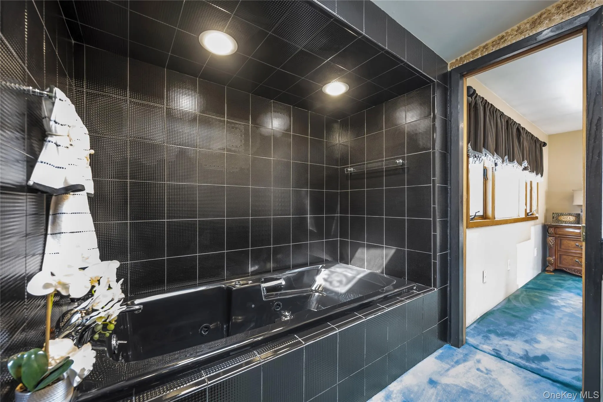 Full bathroom featuring a whirlpool tub Full bathroom featuring a whirlpool tub