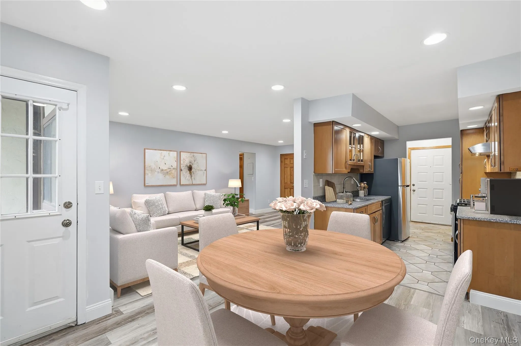 Dining area (virtually staged) Dining area (virtually staged)