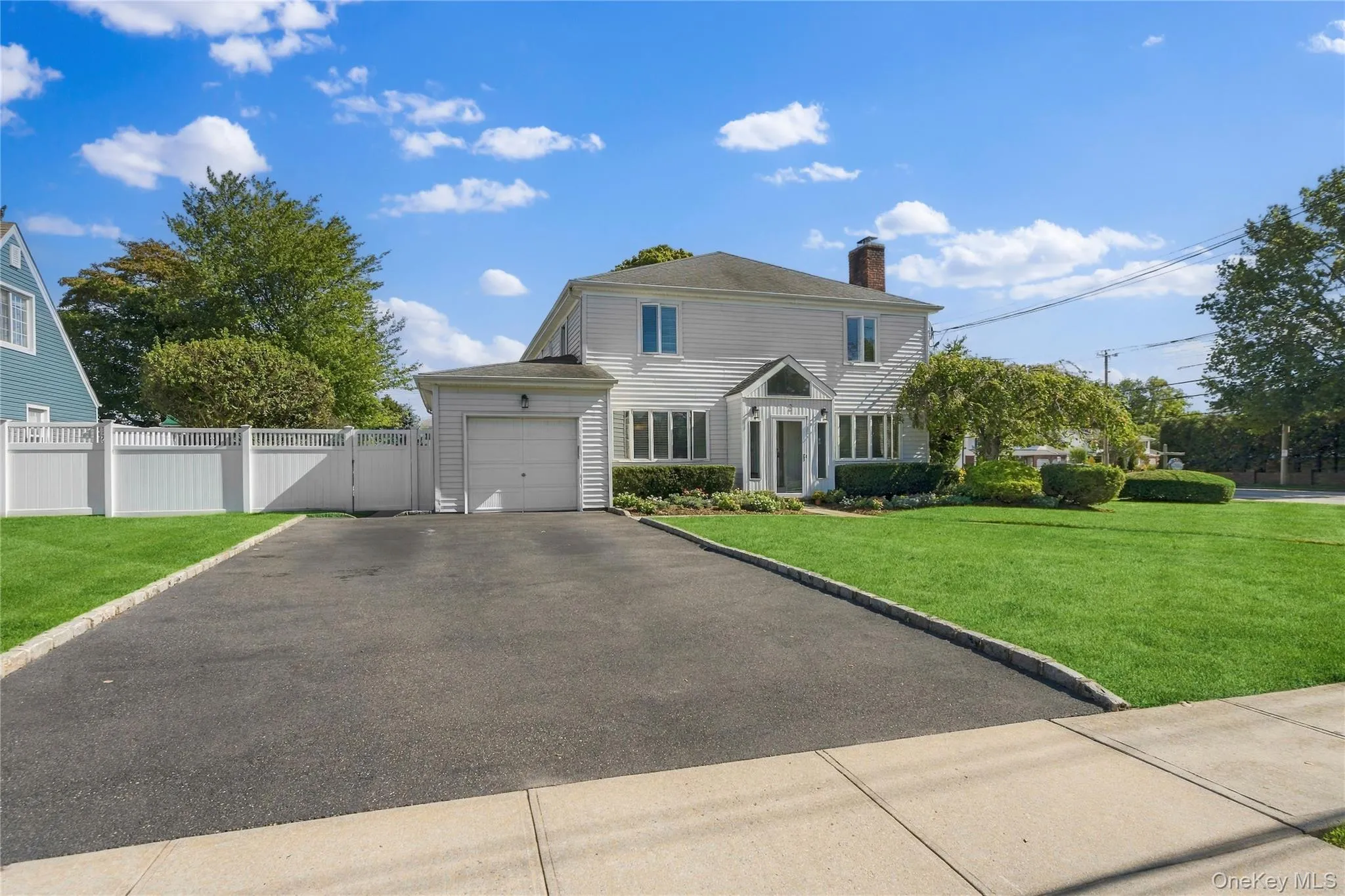 Double Width & Length Driveway For 4 Cars! Double Width & Length Driveway For 4 Cars!