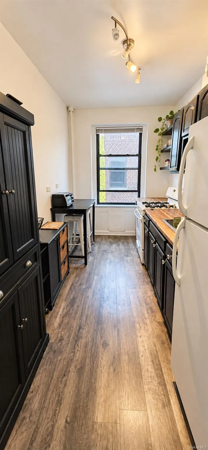 1974 Lafontaine Avenue, New York, NY, 1 Bedroom Bedrooms, 4 Rooms Rooms,1 BathroomBathrooms,Residential,For Rent,Lafontaine,0,1056559 1974 Lafontaine Avenue, New York, NY, 1 Bedroom Bedrooms, 4 Rooms Rooms,1 BathroomBathrooms,Residential,For Rent,Lafontaine,0,1056559
