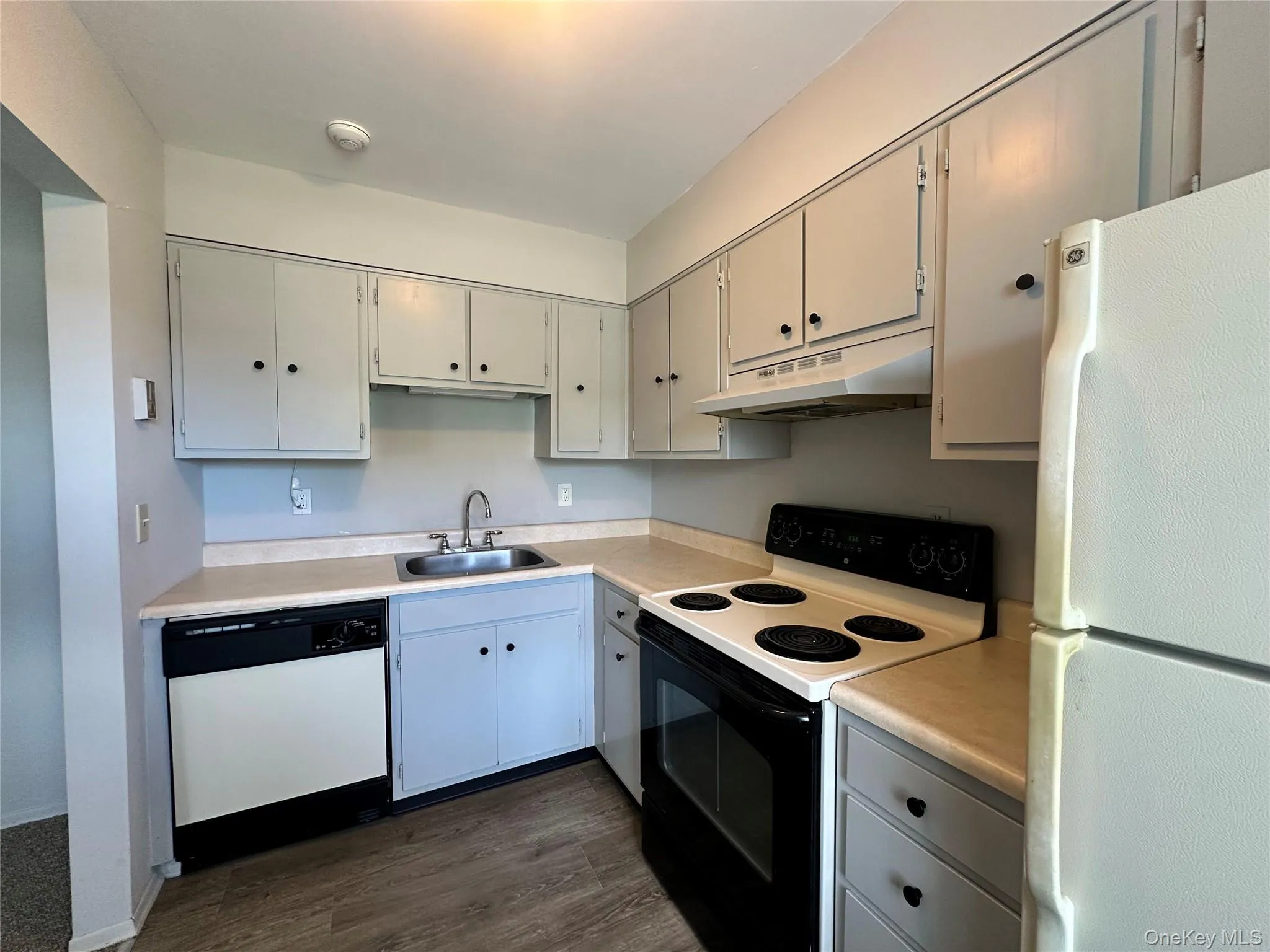 Ample cabinetry and counterspace Ample cabinetry and counterspace